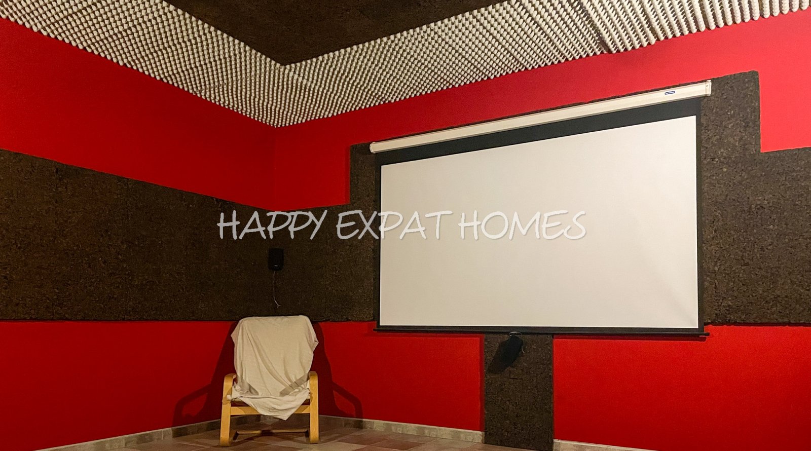 Großes Haus für 2 Familien oder viele Gäste. Es kann in 2 Häuser geteilt oder zusammengelegt werden. Mit einer Fläche von 350 m2 auf einem Grundstück 