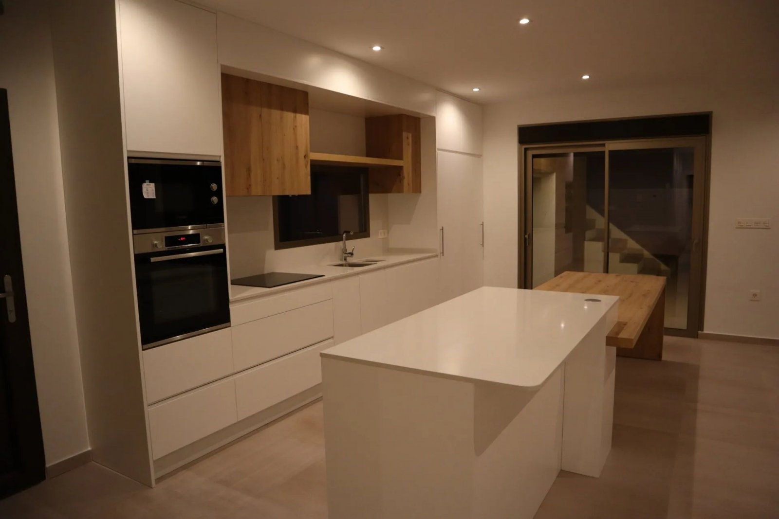  In der charmanten Stadt Aspe gelegen, besteht dieses exklusive Immobilienangebot aus zwei freistehenden Häusern, die durch ihr modernes und funktiona