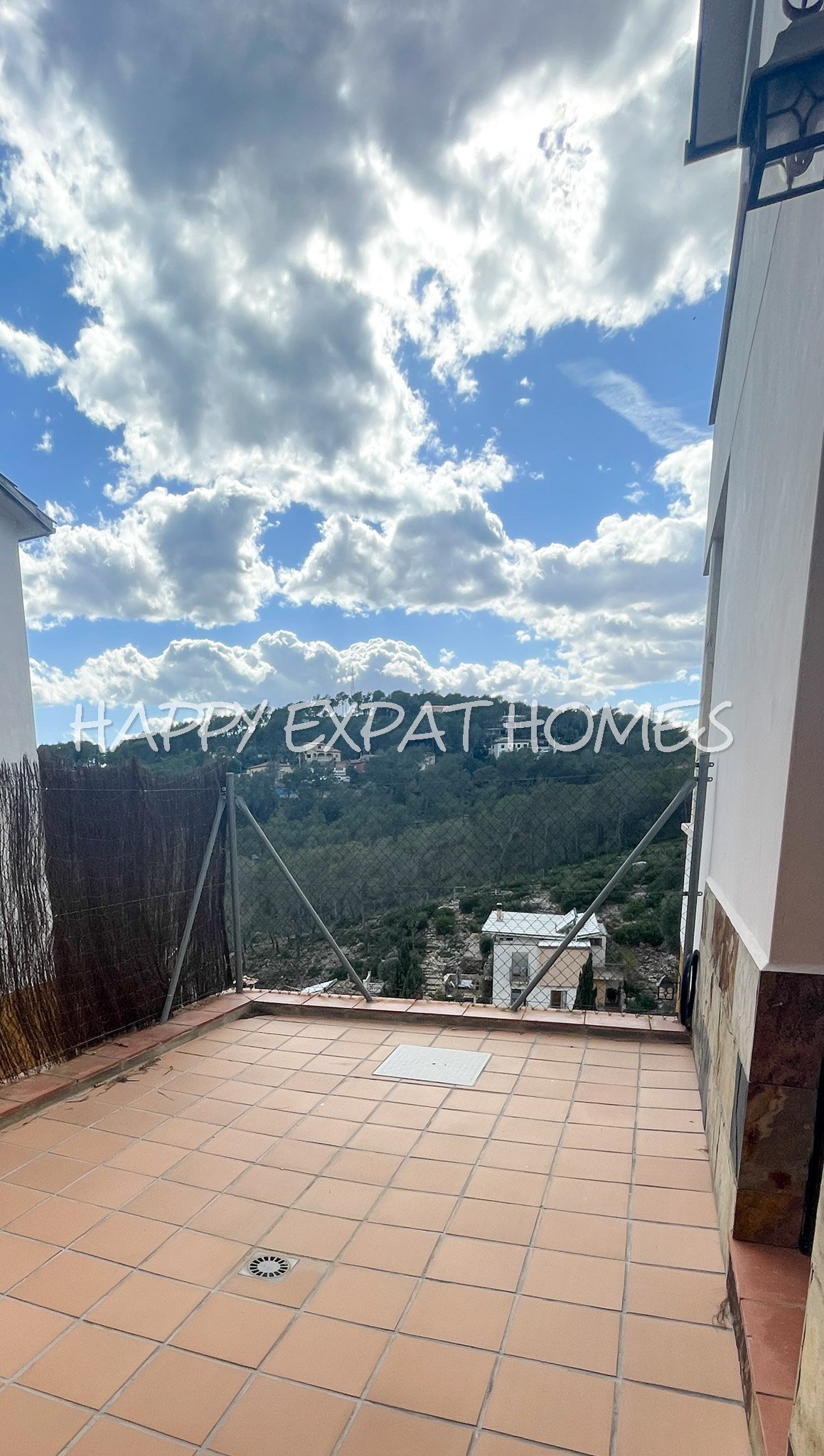 Großes Haus für 2 Familien oder viele Gäste. Es kann in 2 Häuser geteilt oder zusammengelegt werden. Mit einer Fläche von 350 m2 auf einem Grundstück 