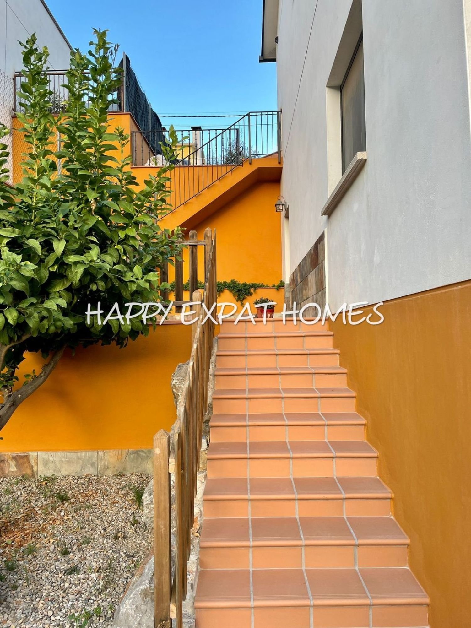 Großes Haus für 2 Familien oder viele Gäste. Es kann in 2 Häuser geteilt oder zusammengelegt werden. Mit einer Fläche von 350 m2 auf einem Grundstück 