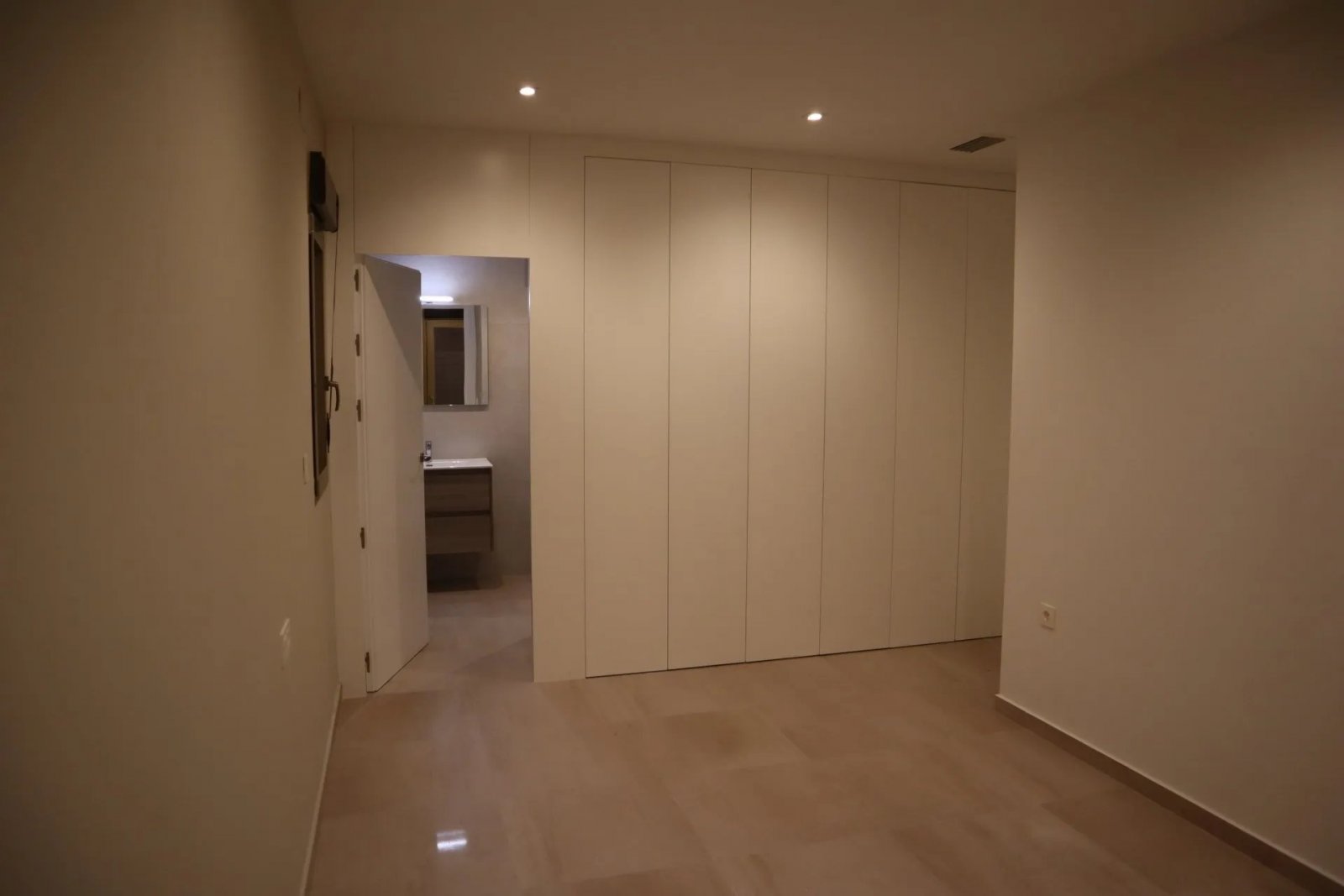  In der charmanten Stadt Aspe gelegen, besteht dieses exklusive Immobilienangebot aus zwei freistehenden Häusern, die durch ihr modernes und funktiona