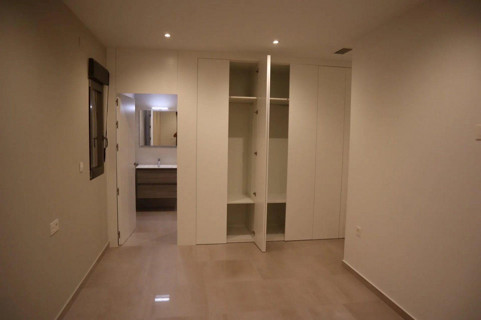  In der charmanten Stadt Aspe gelegen, besteht dieses exklusive Immobilienangebot aus zwei freistehenden Häusern, die durch ihr modernes und funktiona