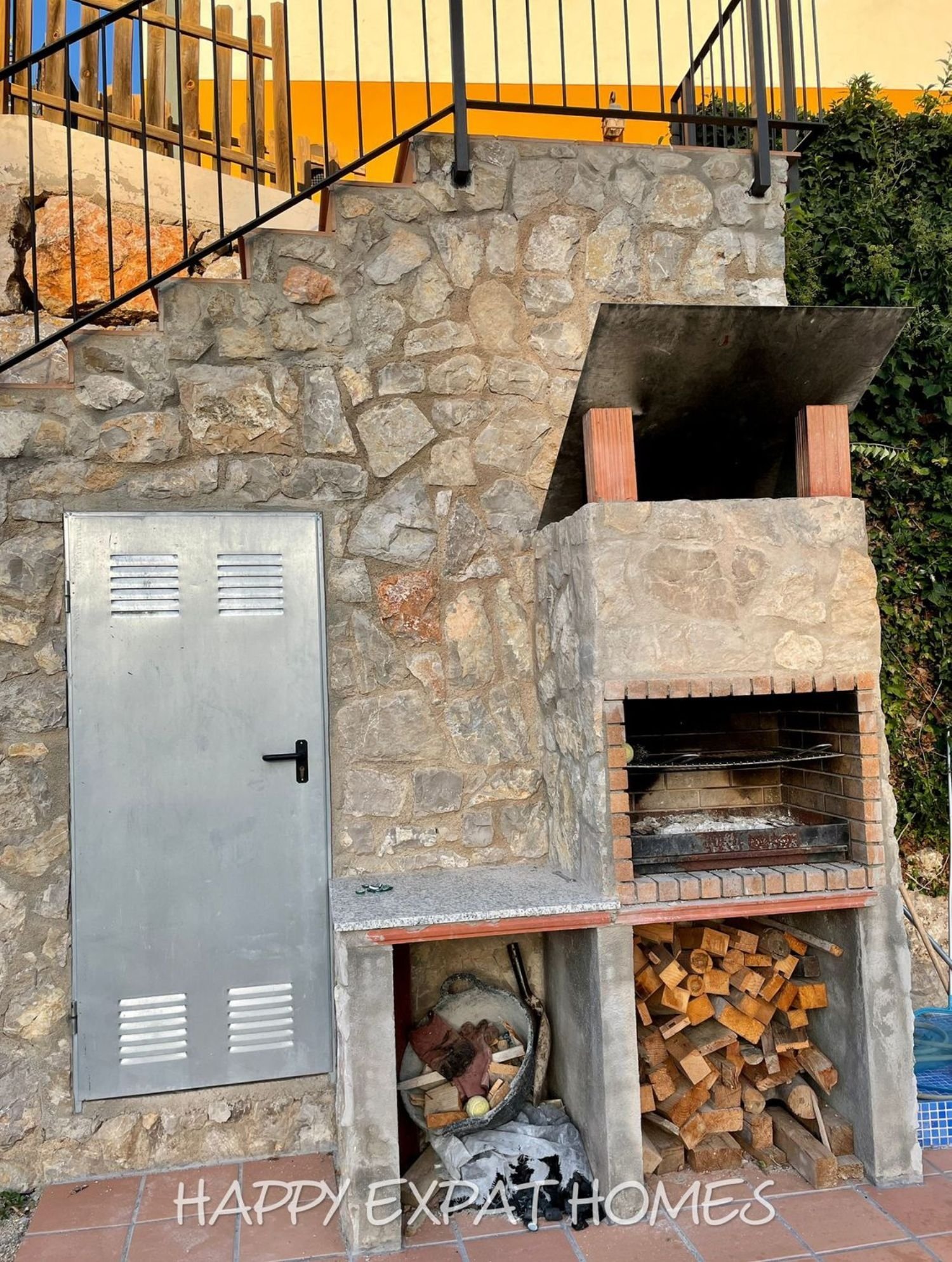 Großes Haus für 2 Familien oder viele Gäste. Es kann in 2 Häuser geteilt oder zusammengelegt werden. Mit einer Fläche von 350 m2 auf einem Grundstück 