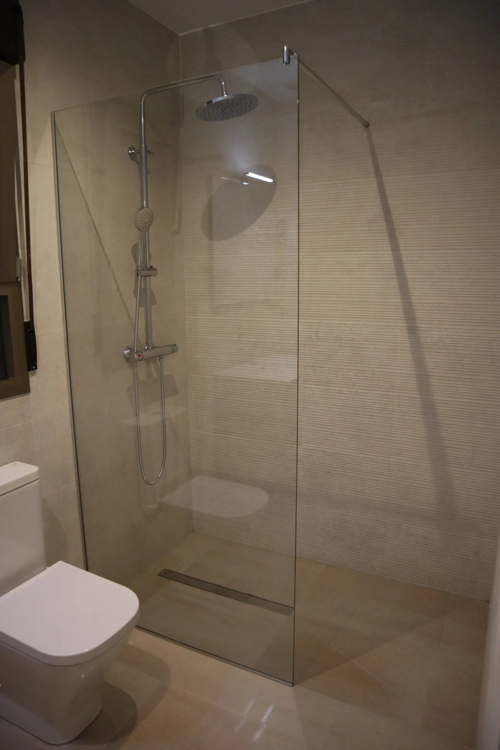  In der charmanten Stadt Aspe gelegen, besteht dieses exklusive Immobilienangebot aus zwei freistehenden Häusern, die durch ihr modernes und funktiona