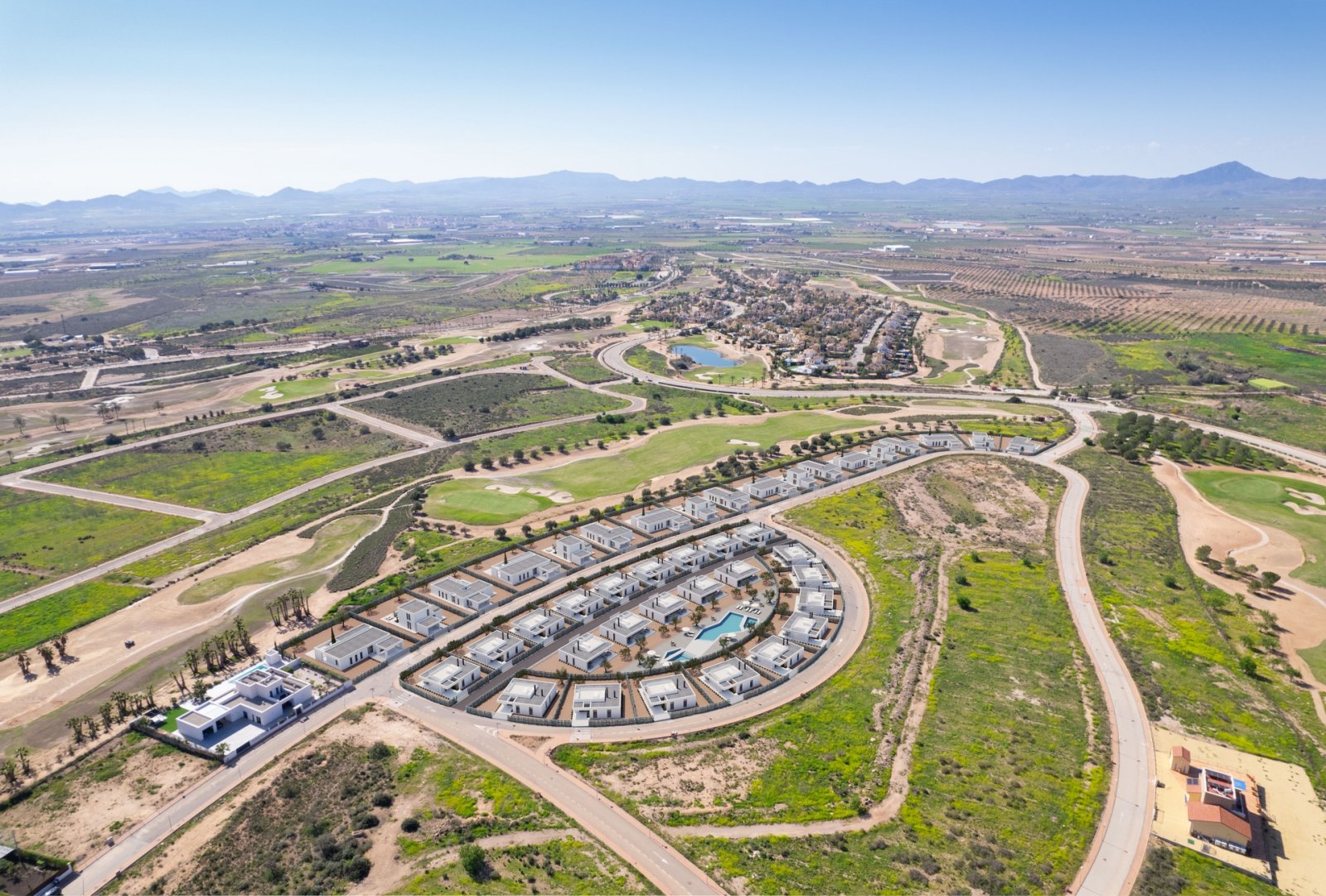  In der charmanten Stadt Fuente Álamo gelegen, bietet dieses exklusive Ensemble von 13 unabhängigen Häusern eine ideale Umgebung für diejenigen, die R