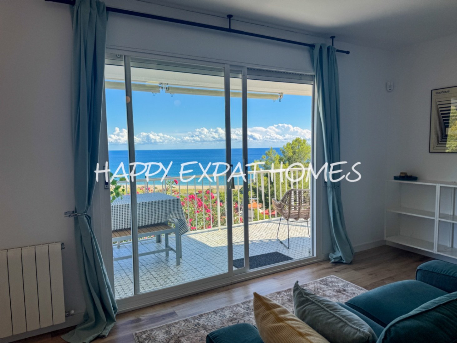 Diese wunderschöne Immobilie befindet sich in einem der beliebtesten Gebiete von Les Botigues de Sitges. Ihre atemberaubenden Meerblicke sind ohne Zwe