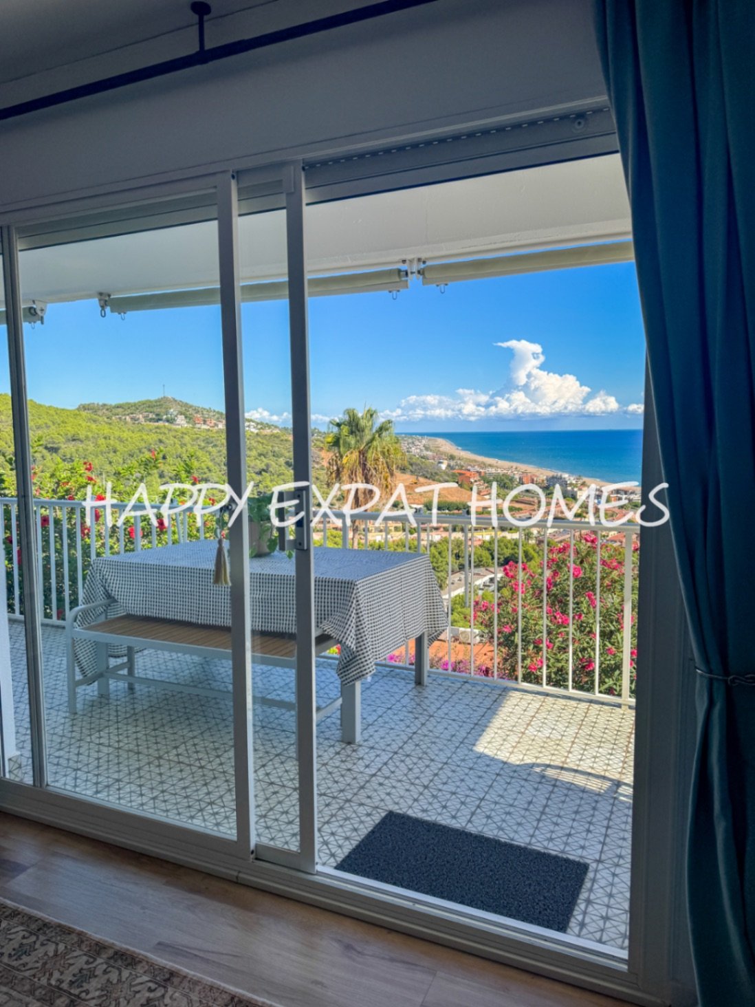 Diese wunderschöne Immobilie befindet sich in einem der beliebtesten Gebiete von Les Botigues de Sitges. Ihre atemberaubenden Meerblicke sind ohne Zwe