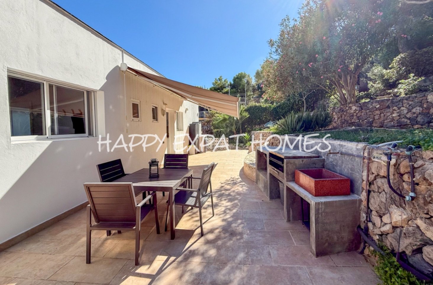 Diese wunderschöne Immobilie befindet sich in einem der beliebtesten Gebiete von Les Botigues de Sitges. Ihre atemberaubenden Meerblicke sind ohne Zwe