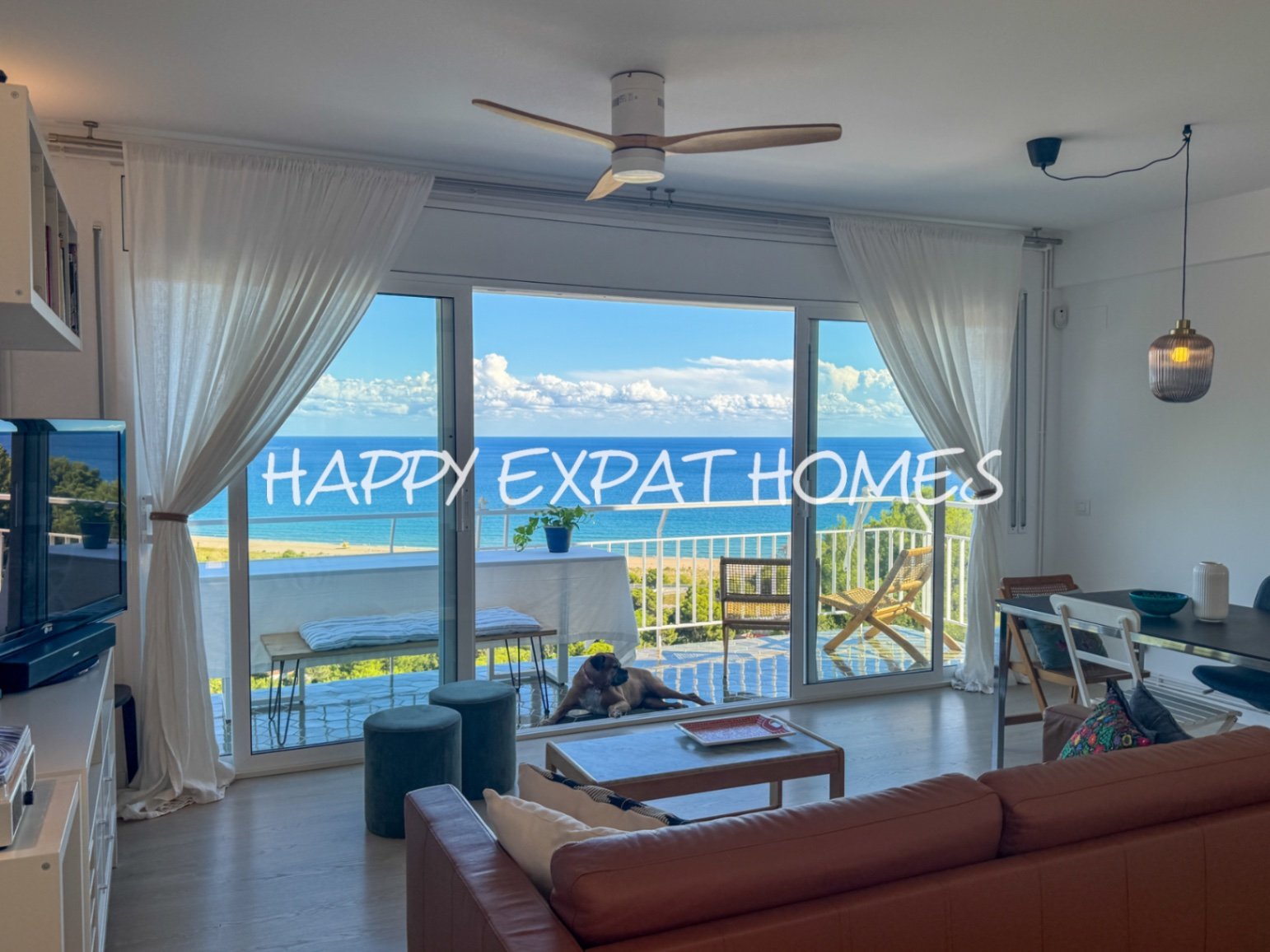 Diese wunderschöne Immobilie befindet sich in einem der beliebtesten Gebiete von Les Botigues de Sitges. Ihre atemberaubenden Meerblicke sind ohne Zwe