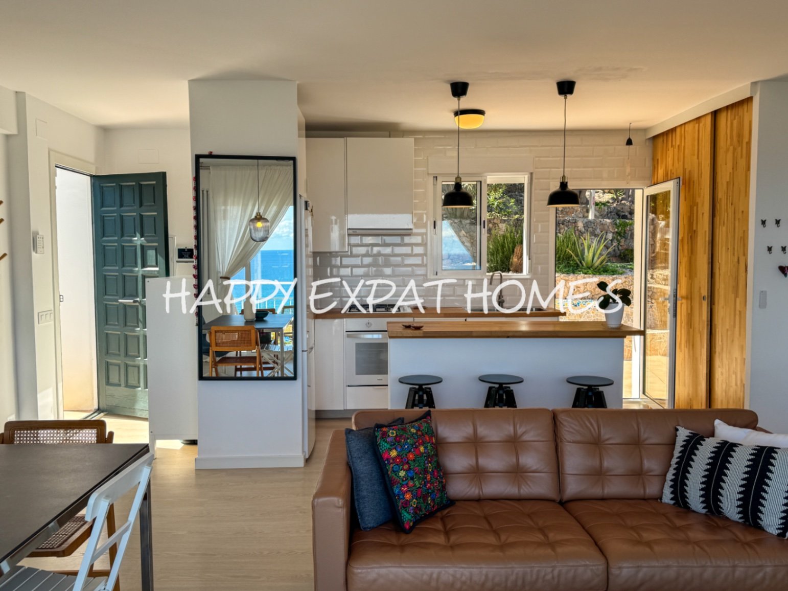 Diese wunderschöne Immobilie befindet sich in einem der beliebtesten Gebiete von Les Botigues de Sitges. Ihre atemberaubenden Meerblicke sind ohne Zwe