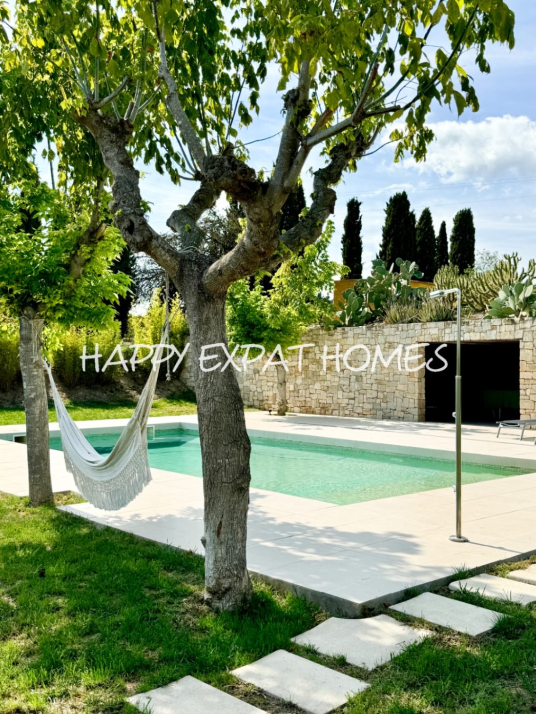 Dieses absolut atemberaubende, modernisierte Landhaus ist in natürliches Licht getaucht und verfügt über hohe Fenster, einen Salzwasserpool, Pferdestä