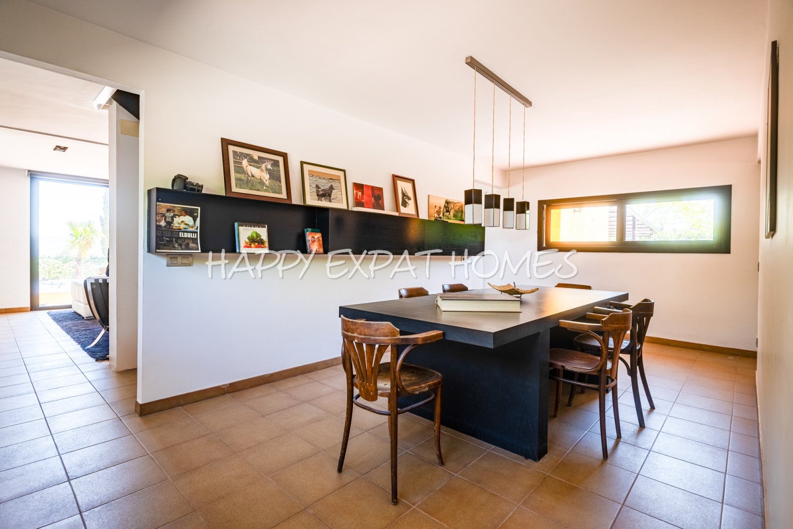 Dieses absolut atemberaubende, modernisierte Landhaus ist in natürliches Licht getaucht und verfügt über hohe Fenster, einen Salzwasserpool, Pferdestä