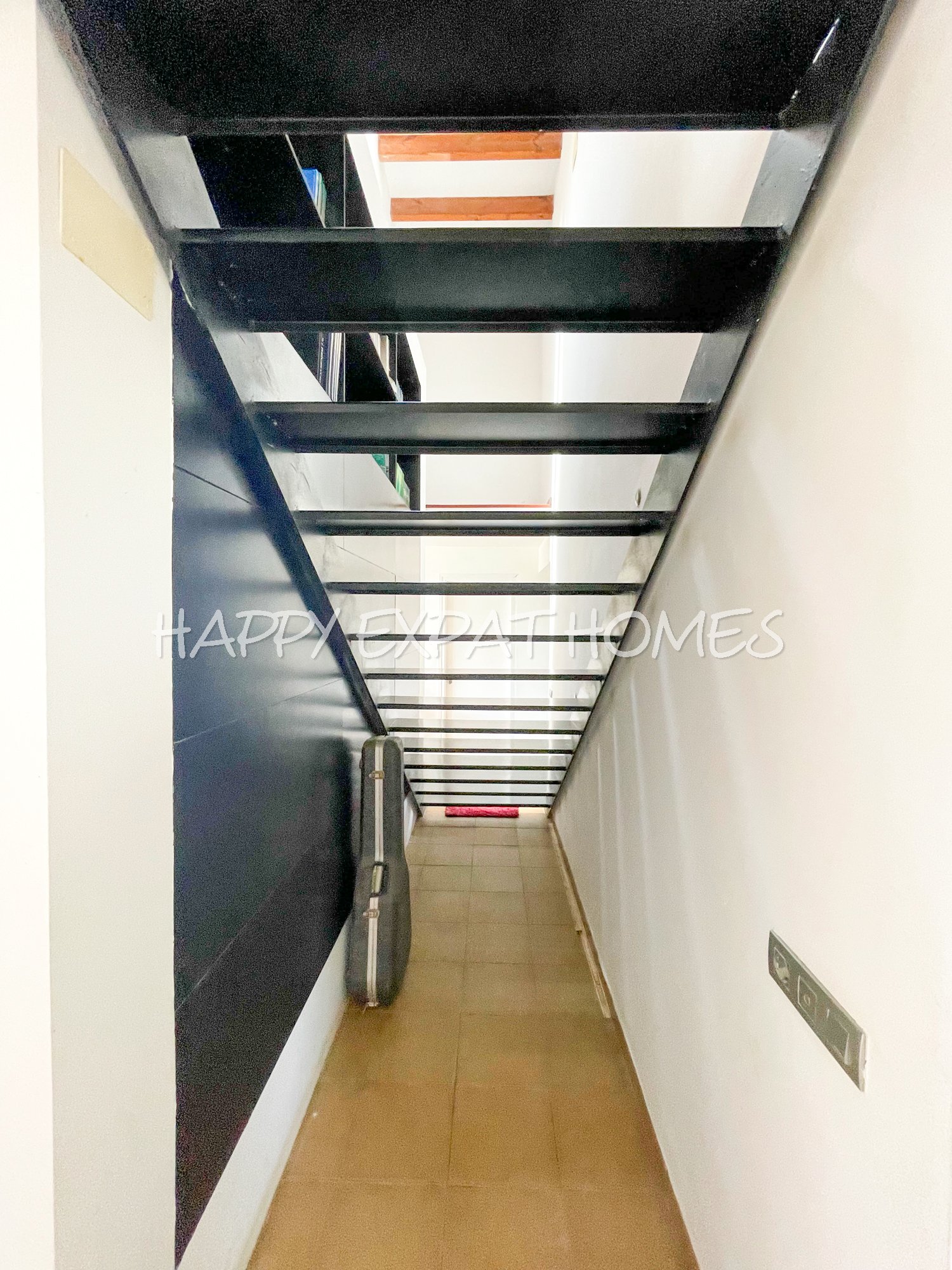 Dieses absolut atemberaubende, modernisierte Landhaus ist in natürliches Licht getaucht und verfügt über hohe Fenster, einen Salzwasserpool, Pferdestä