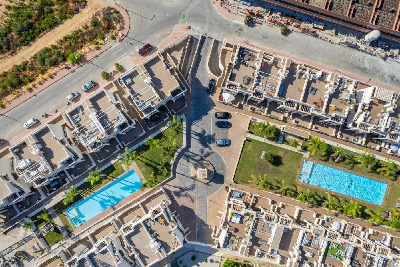  In der charmanten Stadt Torrevieja gelegen, bietet dieser exklusive Wohnkomplex eine Vielzahl von Typologien, die sich an unterschiedliche Lebensstil