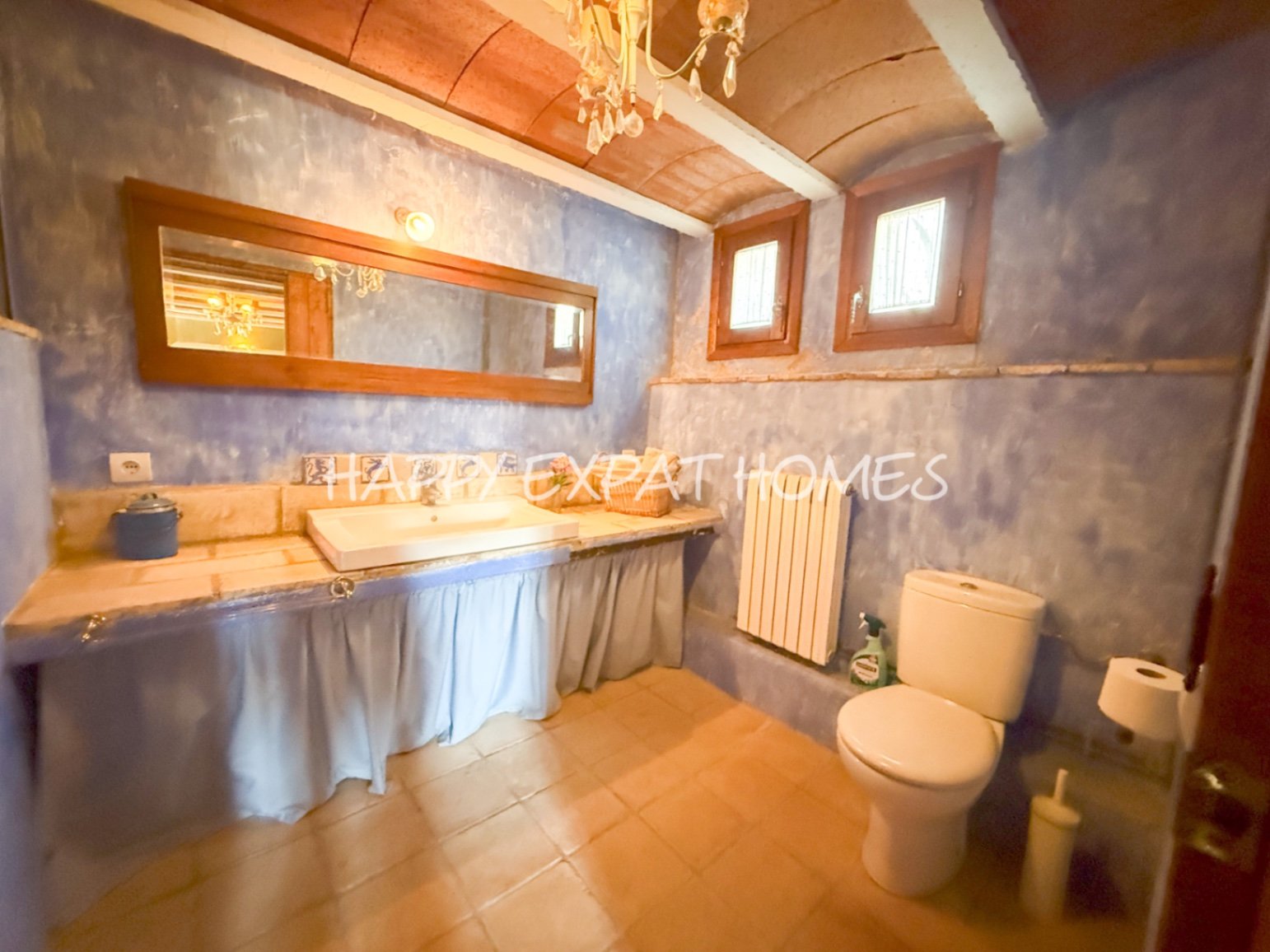 Umgeben von der rauen, offenen Schönheit des Naturparks Garraf bietet diese Masia aus dem 17. Jahrhundert die seltene Gelegenheit, ein vollständig res