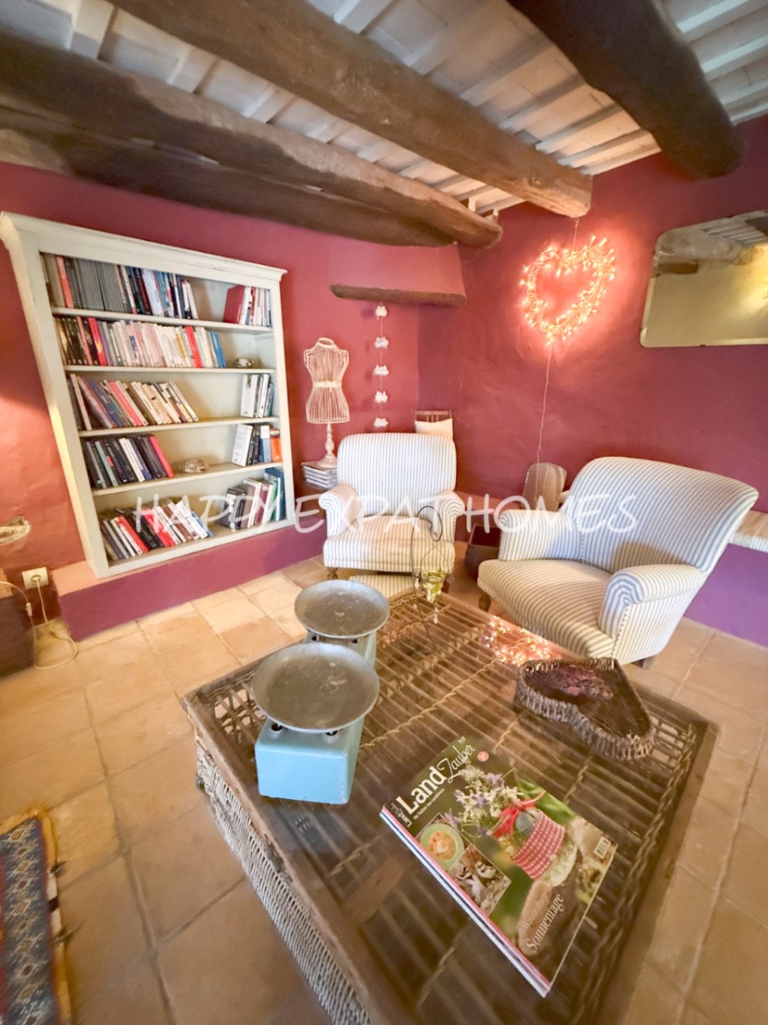 Umgeben von der rauen, offenen Schönheit des Naturparks Garraf bietet diese Masia aus dem 17. Jahrhundert die seltene Gelegenheit, ein vollständig res