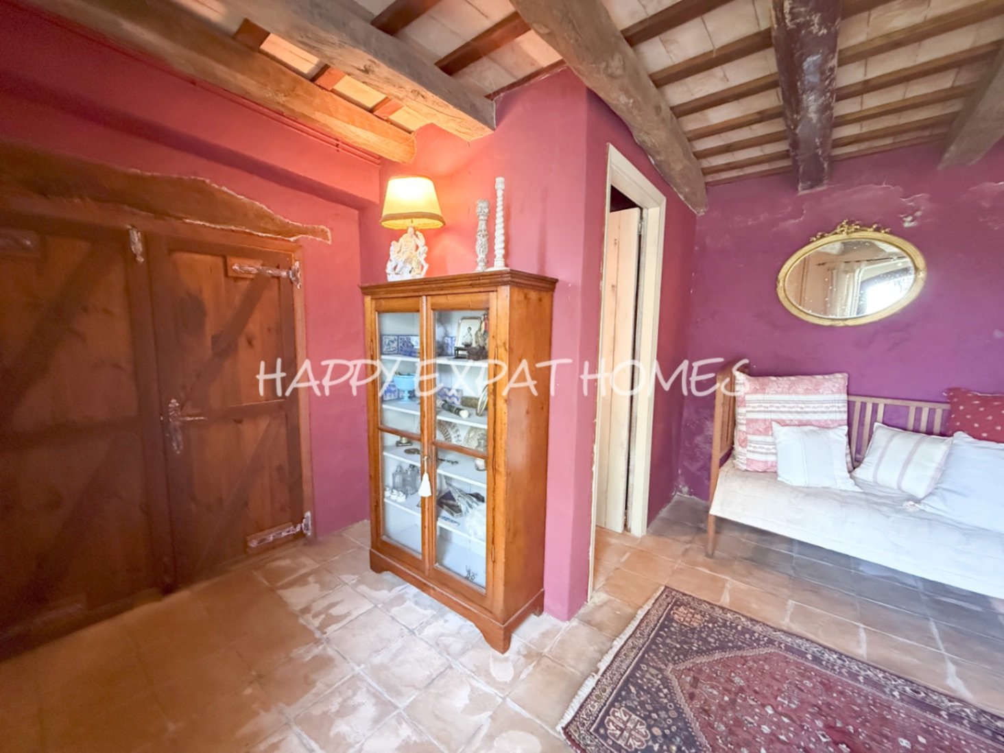 Umgeben von der rauen, offenen Schönheit des Naturparks Garraf bietet diese Masia aus dem 17. Jahrhundert die seltene Gelegenheit, ein vollständig res