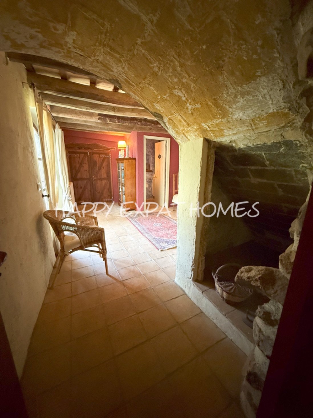 Umgeben von der rauen, offenen Schönheit des Naturparks Garraf bietet diese Masia aus dem 17. Jahrhundert die seltene Gelegenheit, ein vollständig res