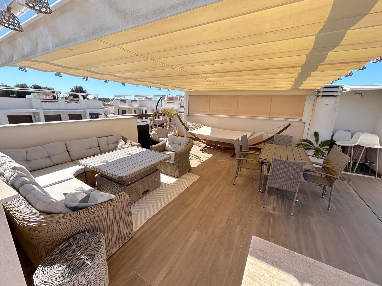  In der charmanten Stadt Torrevieja gelegen, bietet dieser exklusive Wohnkomplex eine Vielzahl von Typologien, die sich an unterschiedliche Lebensstil