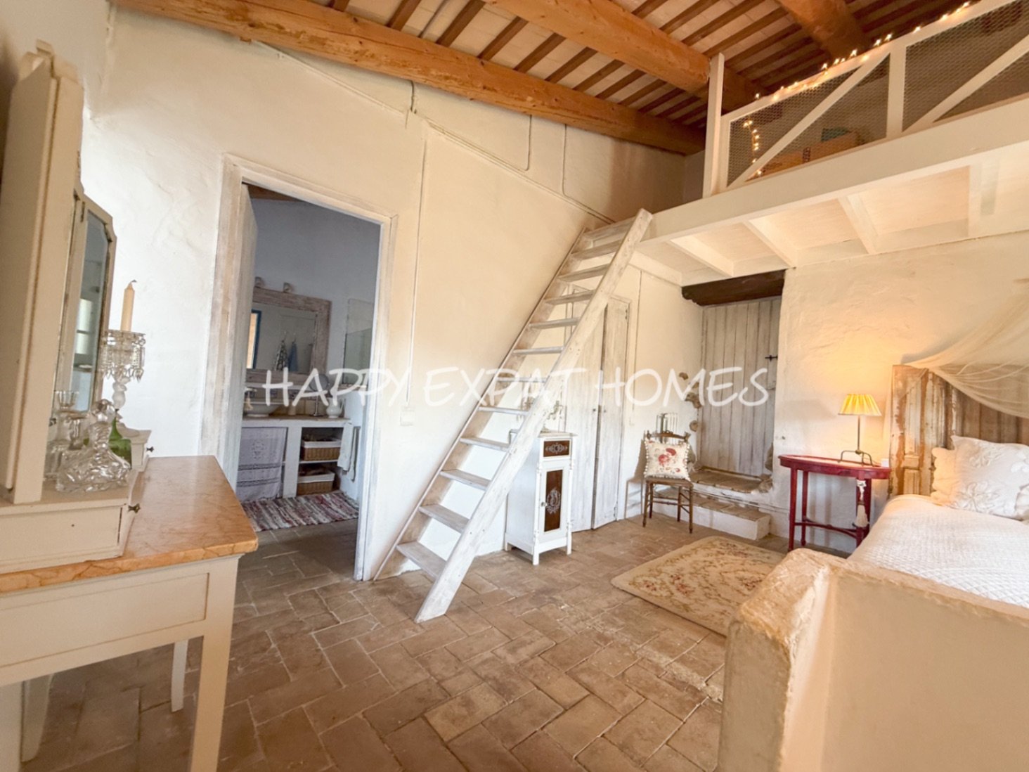 Umgeben von der rauen, offenen Schönheit des Naturparks Garraf bietet diese Masia aus dem 17. Jahrhundert die seltene Gelegenheit, ein vollständig res