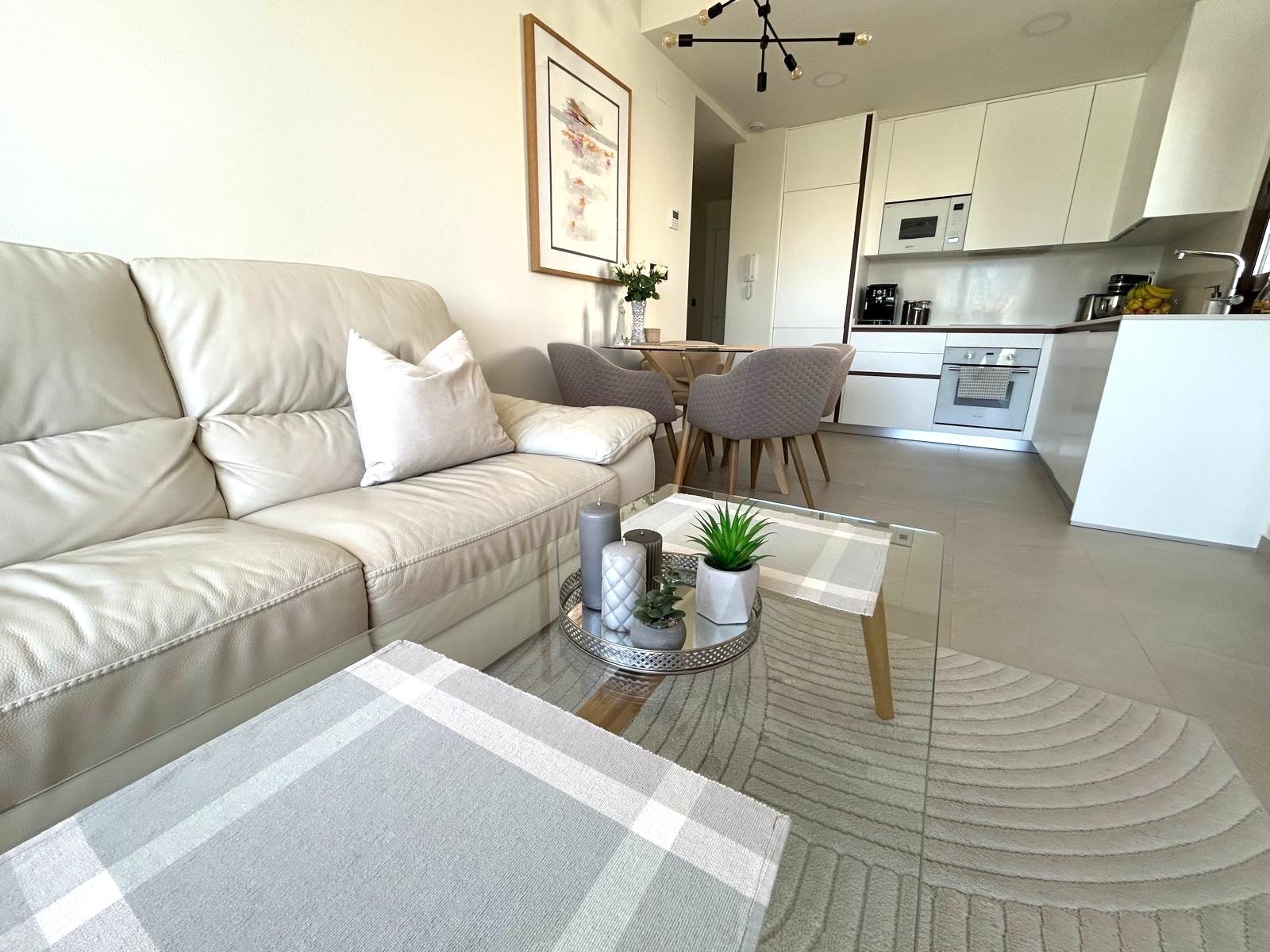  In der charmanten Stadt Torrevieja gelegen, bietet dieser exklusive Wohnkomplex eine Vielzahl von Typologien, die sich an unterschiedliche Lebensstil