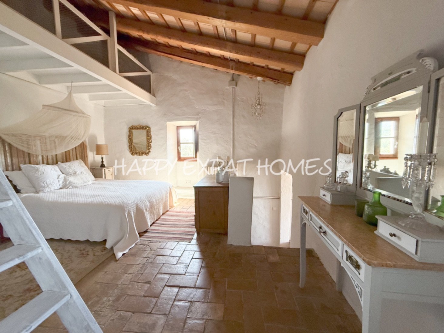 Umgeben von der rauen, offenen Schönheit des Naturparks Garraf bietet diese Masia aus dem 17. Jahrhundert die seltene Gelegenheit, ein vollständig res