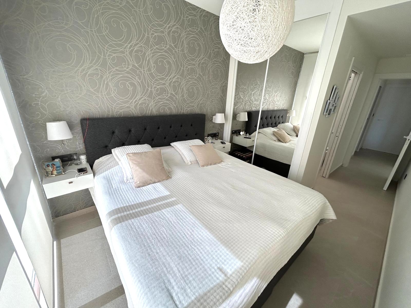  In der charmanten Stadt Torrevieja gelegen, bietet dieser exklusive Wohnkomplex eine Vielzahl von Typologien, die sich an unterschiedliche Lebensstil