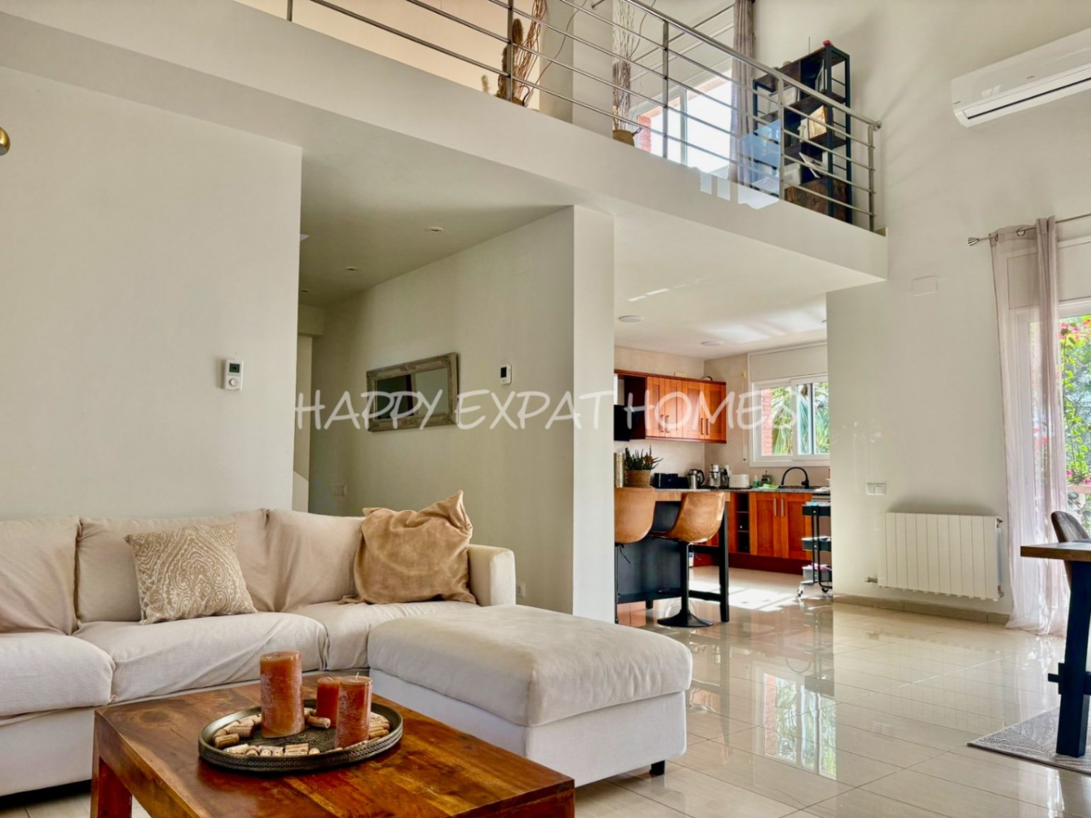 Dieses wunderschöne Zuhause in Olivella ist eine wahre Oase des Lichts, des Raumes und des Komforts – der perfekte Ort, um den mediterranen Lebensstil