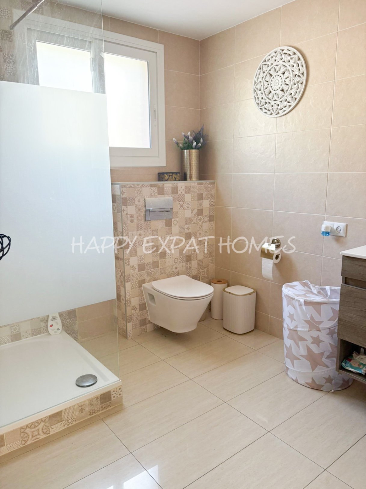 Dieses wunderschöne Zuhause in Olivella ist eine wahre Oase des Lichts, des Raumes und des Komforts – der perfekte Ort, um den mediterranen Lebensstil