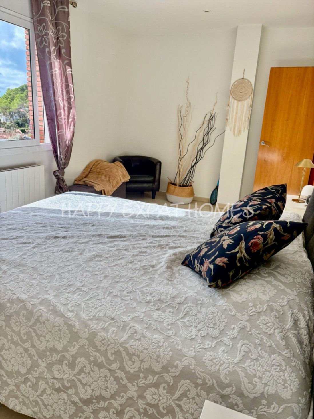 Dieses wunderschöne Zuhause in Olivella ist eine wahre Oase des Lichts, des Raumes und des Komforts – der perfekte Ort, um den mediterranen Lebensstil