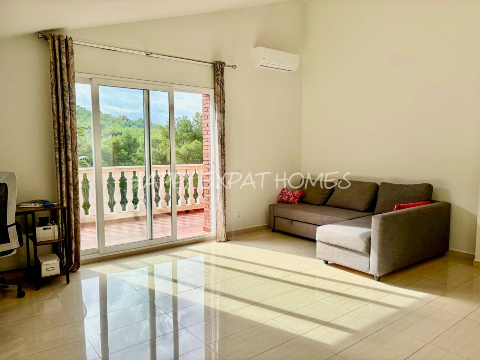 Dieses wunderschöne Zuhause in Olivella ist eine wahre Oase des Lichts, des Raumes und des Komforts – der perfekte Ort, um den mediterranen Lebensstil