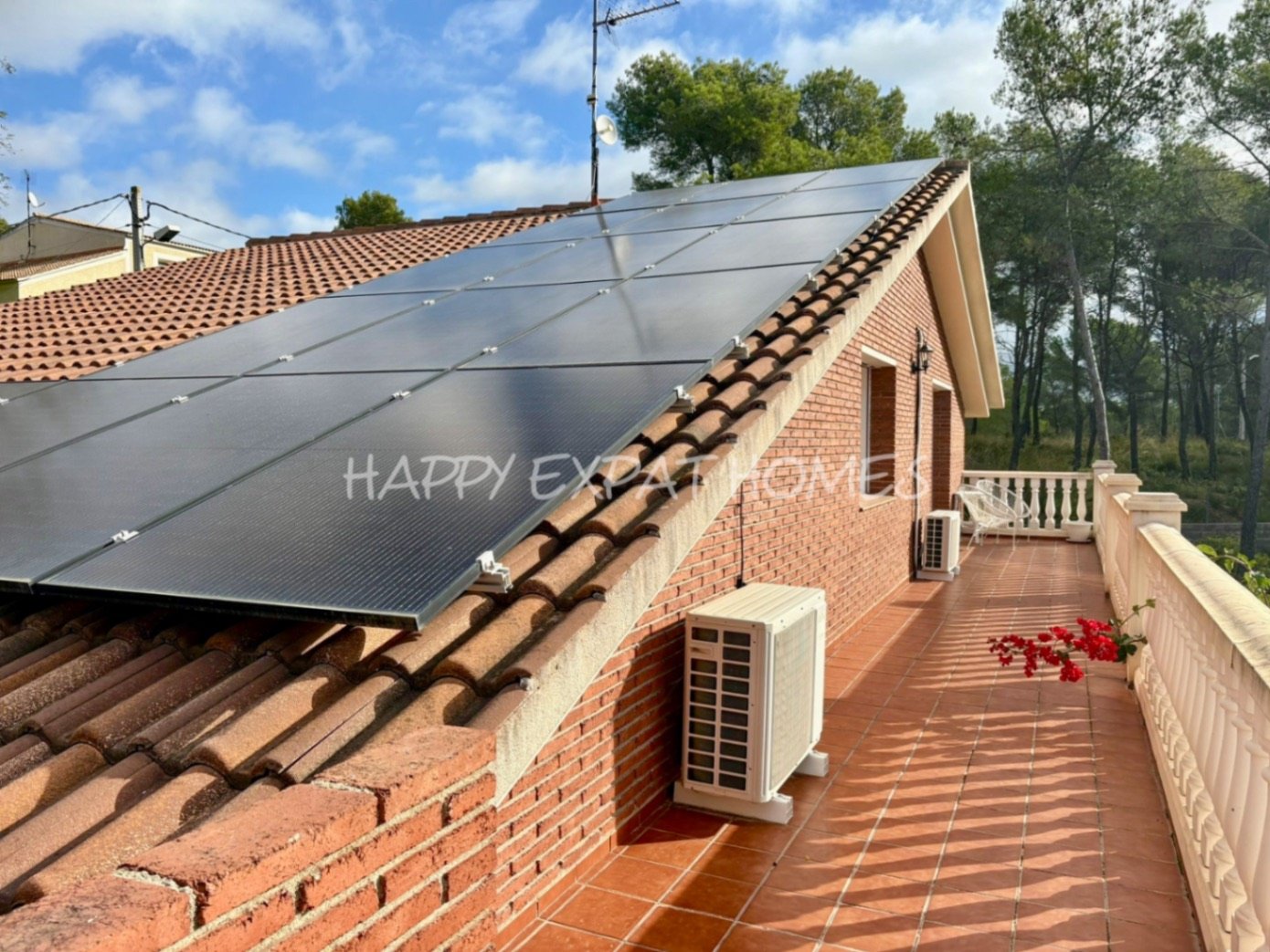 Dieses wunderschöne Zuhause in Olivella ist eine wahre Oase des Lichts, des Raumes und des Komforts – der perfekte Ort, um den mediterranen Lebensstil