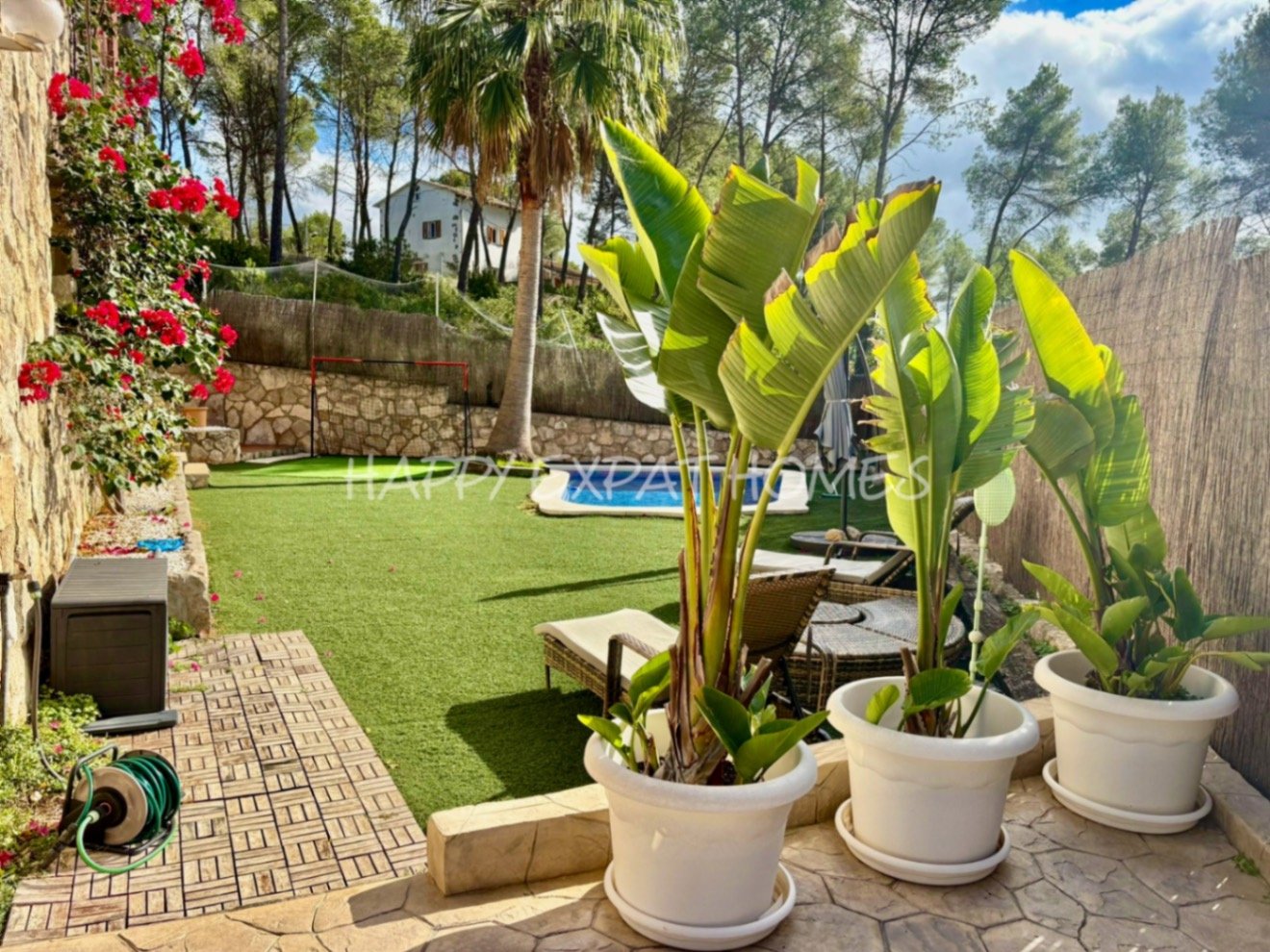 Dieses wunderschöne Zuhause in Olivella ist eine wahre Oase des Lichts, des Raumes und des Komforts – der perfekte Ort, um den mediterranen Lebensstil