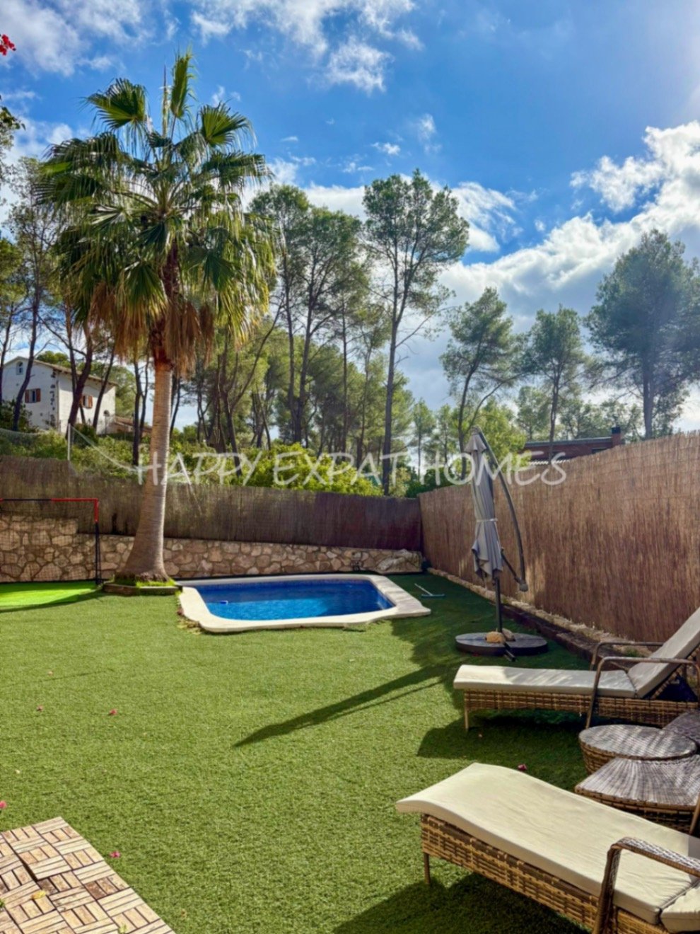 Dieses wunderschöne Zuhause in Olivella ist eine wahre Oase des Lichts, des Raumes und des Komforts – der perfekte Ort, um den mediterranen Lebensstil