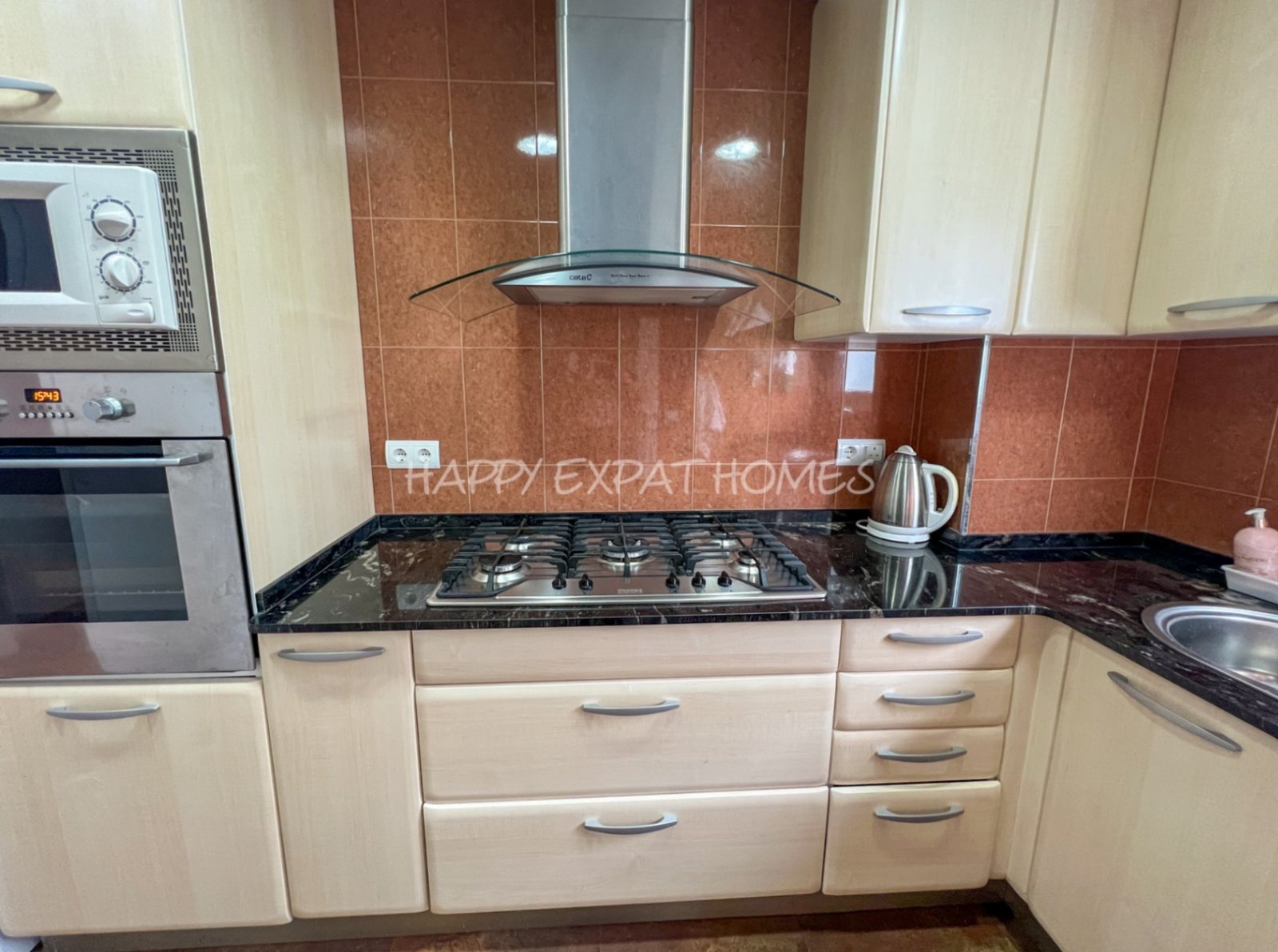 Wohnung zu verkaufen in Sitges – Aiguadolç
Jeder, der zum ersten Mal hereinkommt, ist sprachlos von den atemberaubenden Ausblicken.
Diese helle und ko