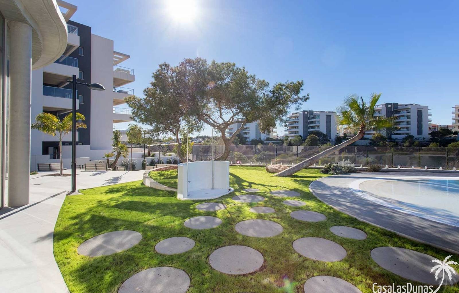  Dieses Neubauprojekt befindet sich im beliebten Orihuela Costa. In der Anlage stehen Wohnungen in verschiedenen Ausführungen zur Verfügung. Dieses Mo