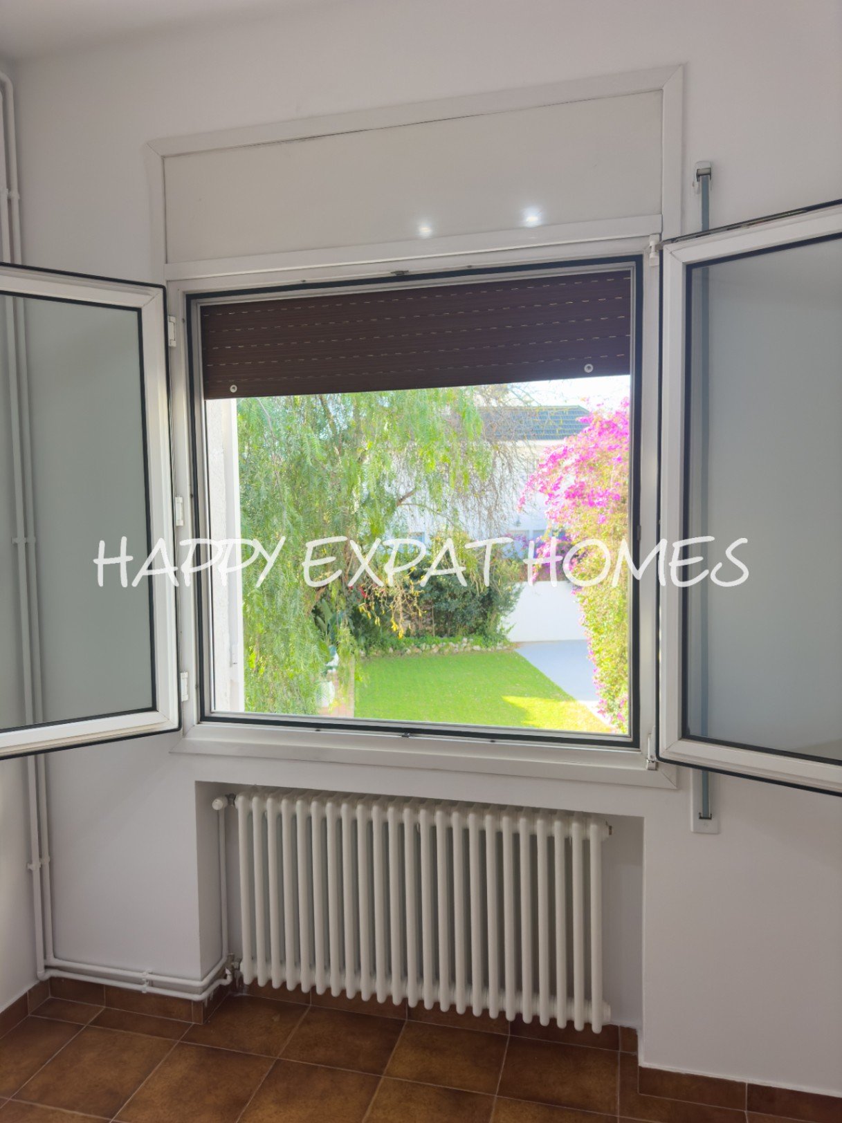 Dieses moderne Haus im mediterranen Stil, das 2024 neu renoviert wurde, befindet sich im Herzen von Sitges, nur einen kurzen Spaziergang von der Aveni