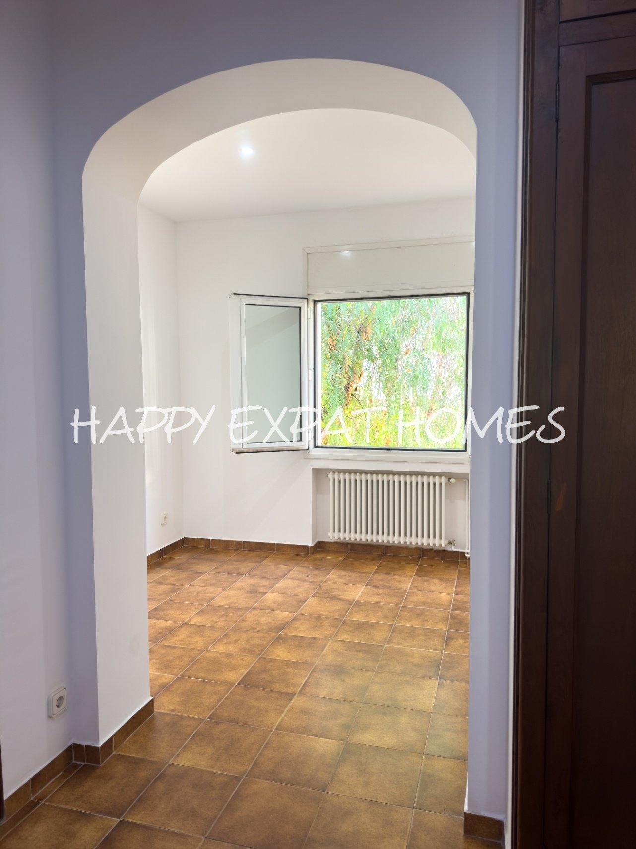 Dieses moderne Haus im mediterranen Stil, das 2024 neu renoviert wurde, befindet sich im Herzen von Sitges, nur einen kurzen Spaziergang von der Aveni