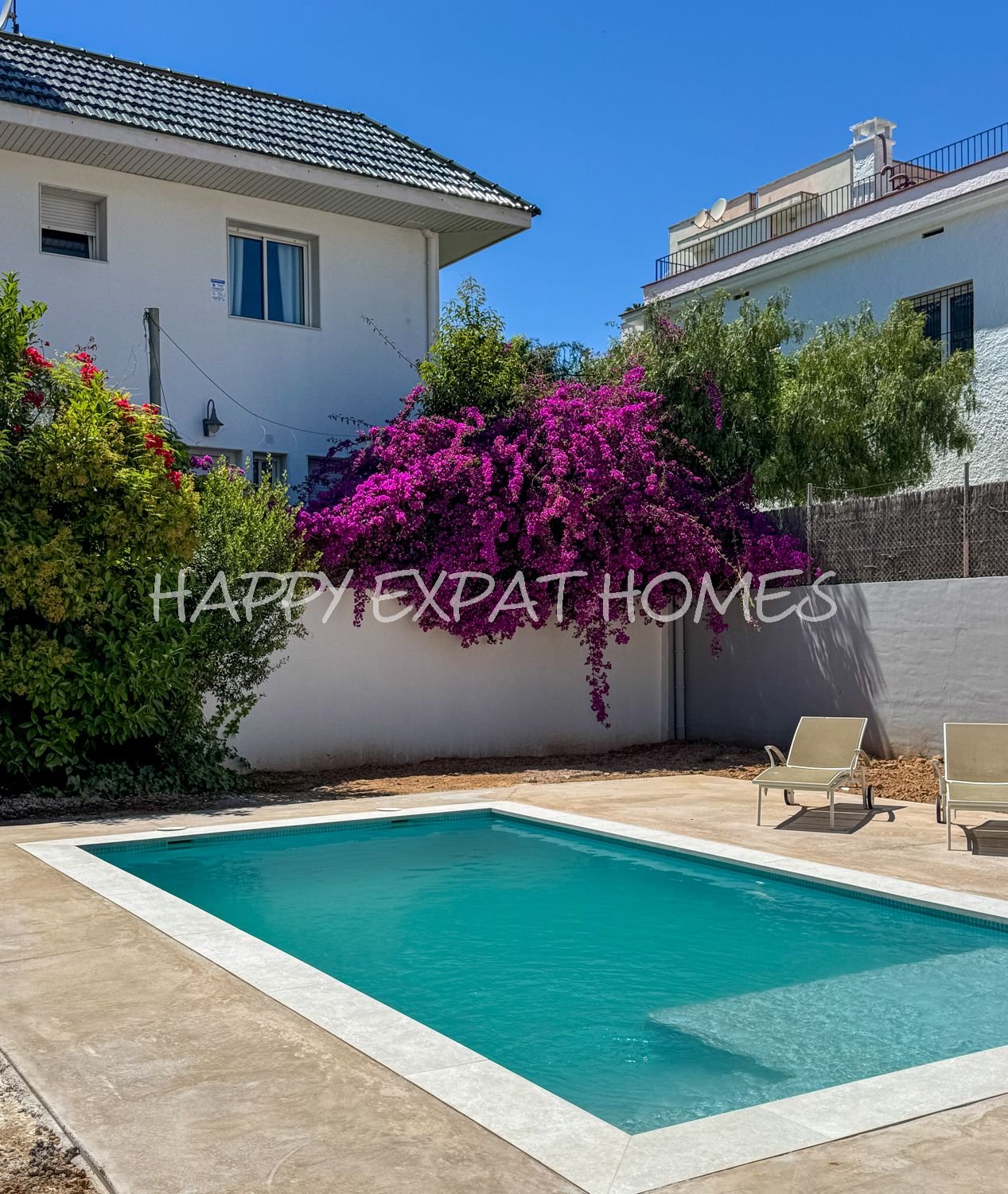 Dieses moderne Haus im mediterranen Stil, das 2024 neu renoviert wurde, befindet sich im Herzen von Sitges, nur einen kurzen Spaziergang von der Aveni