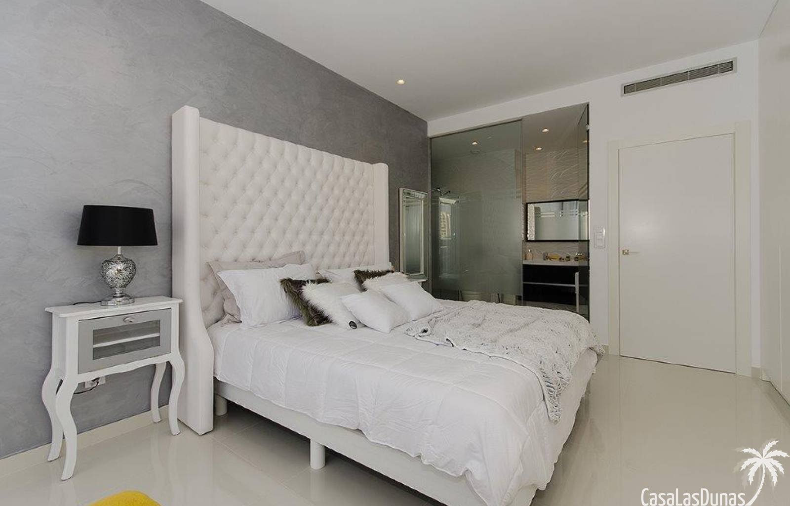  Diese Residenz, bestehend aus 16 freistehenden Villen, wird derzeit nur 3 Gehminuten von den ausgezeichneten Sandstränden von Mar Menor entfernt geba