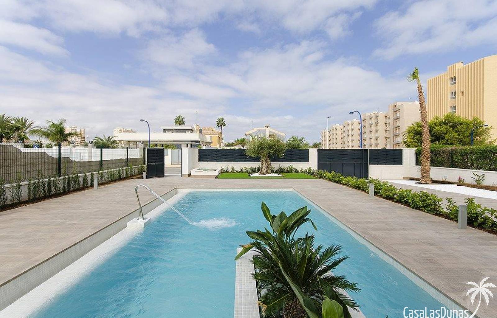  Diese Residenz, bestehend aus 16 freistehenden Villen, wird derzeit nur 3 Gehminuten von den ausgezeichneten Sandstränden von Mar Menor entfernt geba