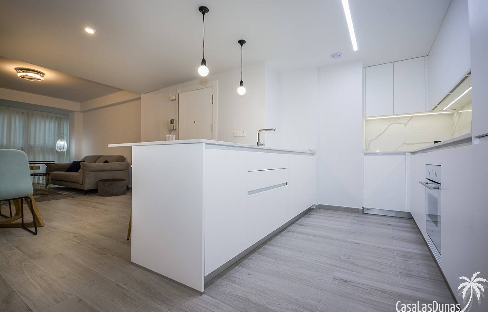  Dieses Neubauprojekt befindet sich im Zentrum von Orihuela, einem Gebäude mit 6 Etagen, in dem sich zwei Häuser pro Etage befinden, von denen das let