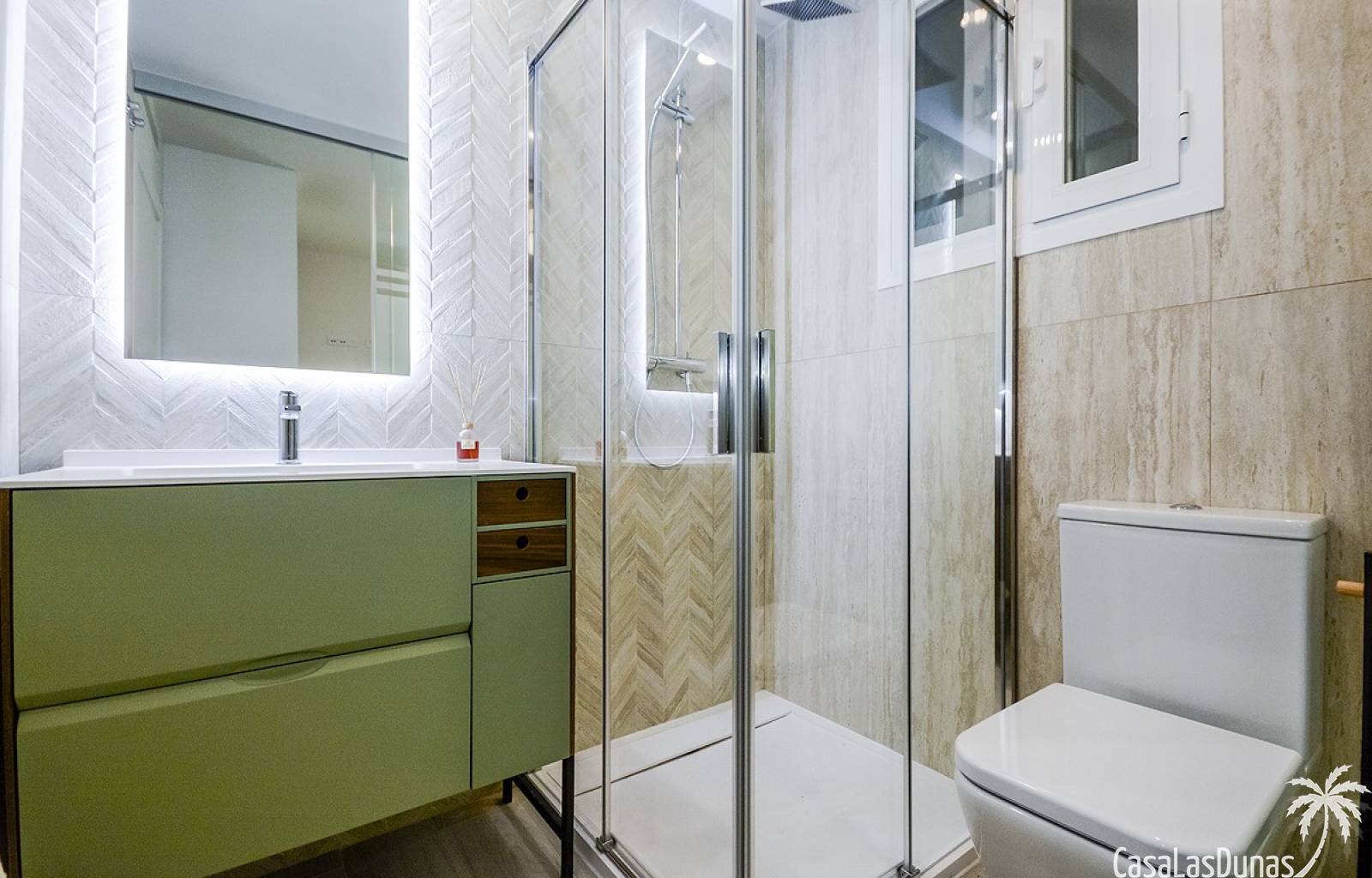  Dieses Neubauprojekt befindet sich im Zentrum von Orihuela, einem Gebäude mit 6 Etagen, in dem sich zwei Häuser pro Etage befinden, von denen das let