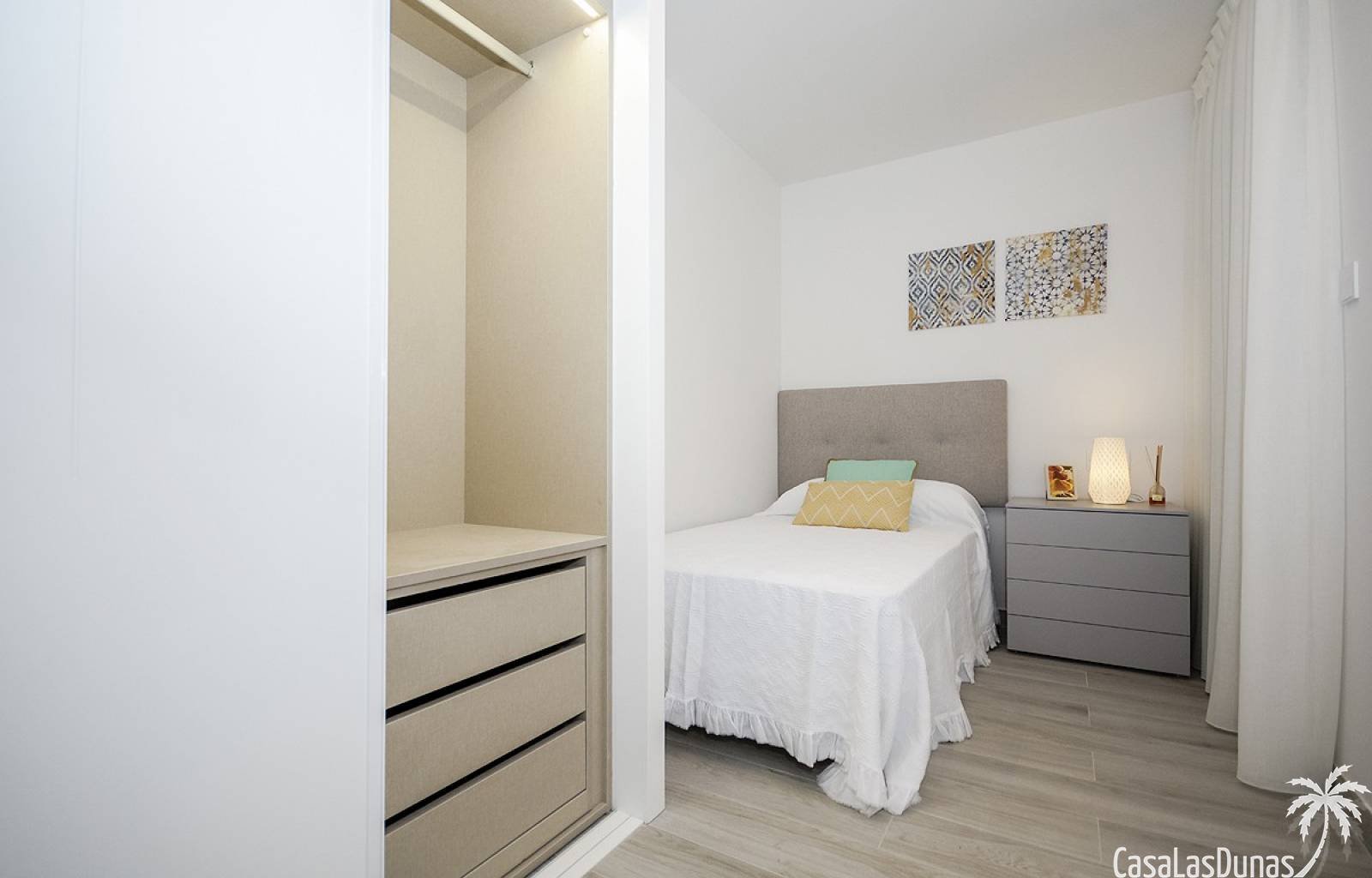  Dieses Neubauprojekt befindet sich im Zentrum von Orihuela, einem Gebäude mit 6 Etagen, in dem sich zwei Häuser pro Etage befinden, von denen das let