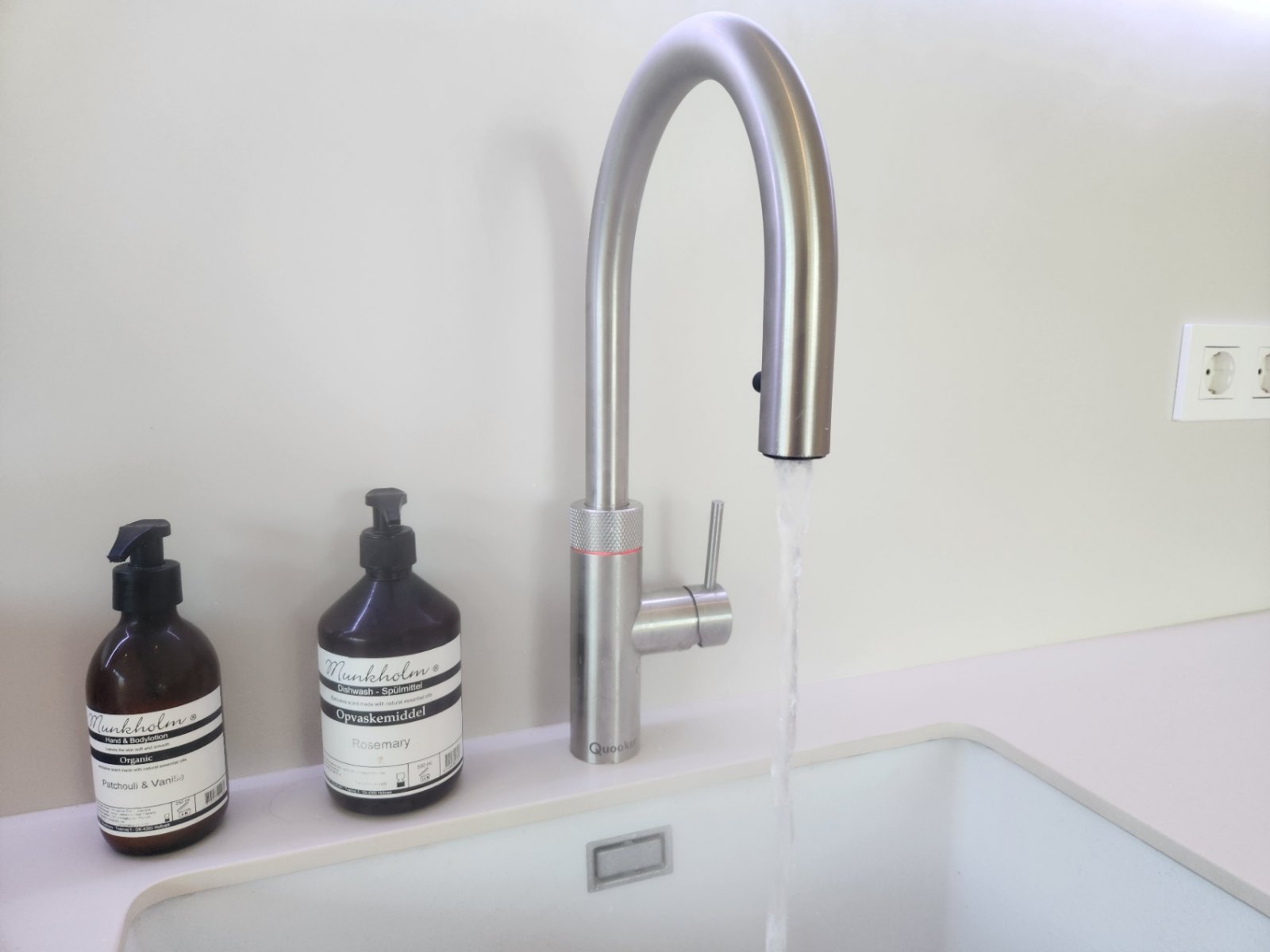 Diese Eckwohnung ist lichtdurchflutet und mit Eichenparkett, Fußbodenheizung sowie hochwertigen Schall- und Wärmeisolierungen ausgestattet. Große dopp