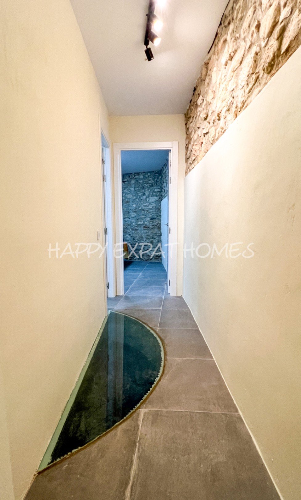 Schreiten Sie in die Geschichte und stellen Sie sich die Möglichkeiten vor.
Dieses einzigartige Haus aus dem 18. Jahrhundert befindet sich im malerisc