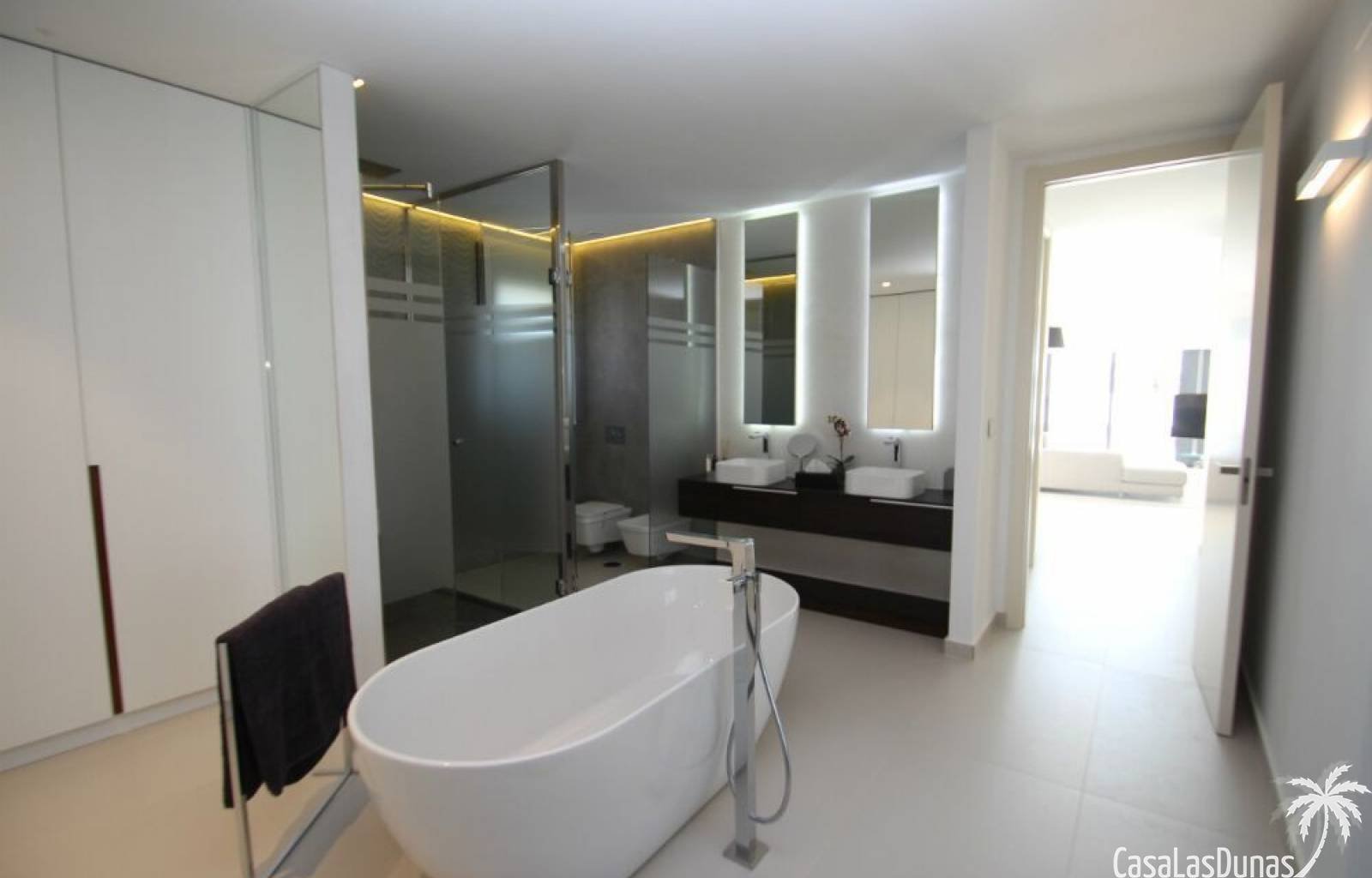  Eine Traumvilla in Traumlage! So viel Platz drinnen und draußen wird Sie überraschen. In diesem exklusiven Wohnprojekt mit großen, strandnahen Grunds