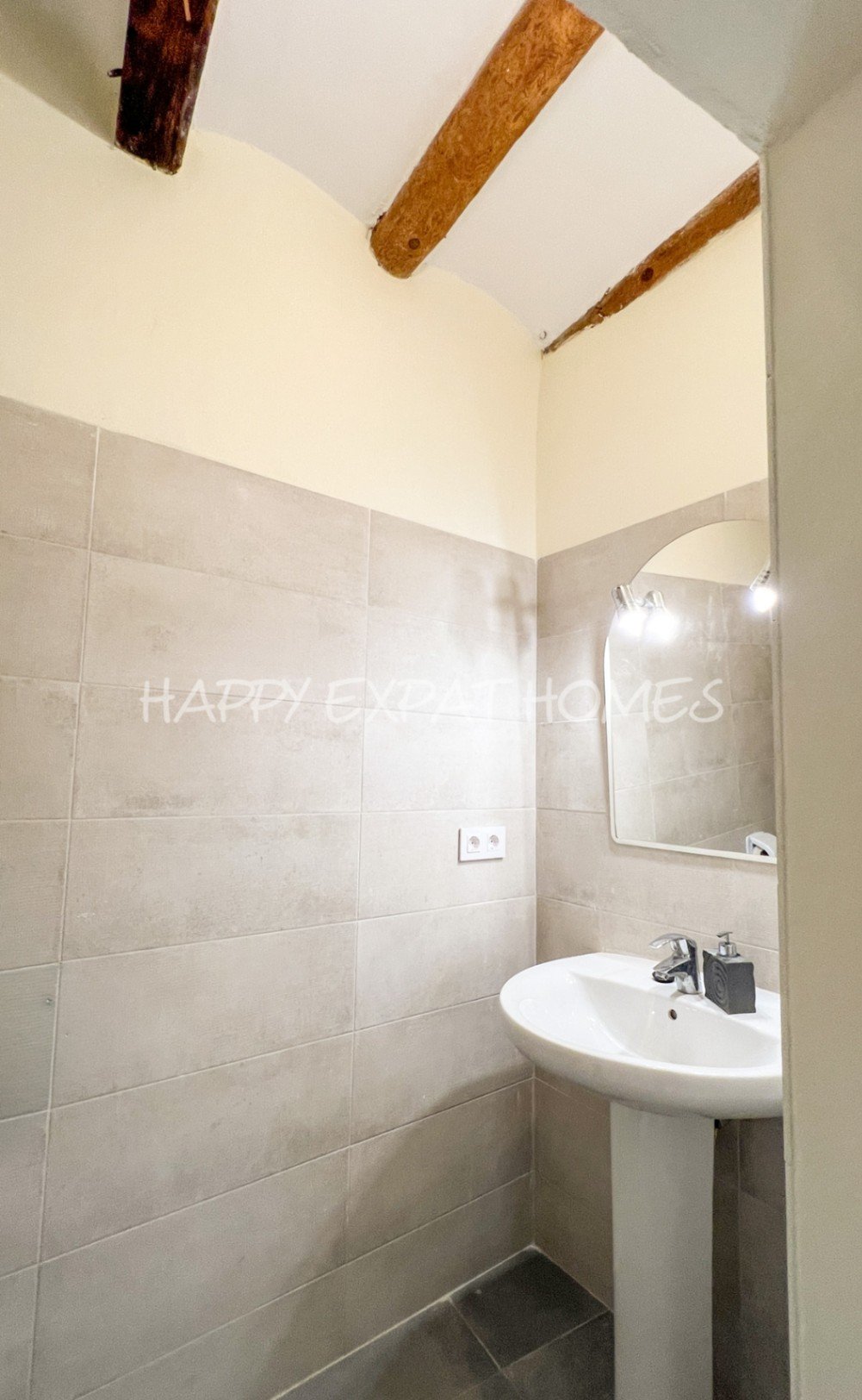 Schreiten Sie in die Geschichte und stellen Sie sich die Möglichkeiten vor.
Dieses einzigartige Haus aus dem 18. Jahrhundert befindet sich im malerisc