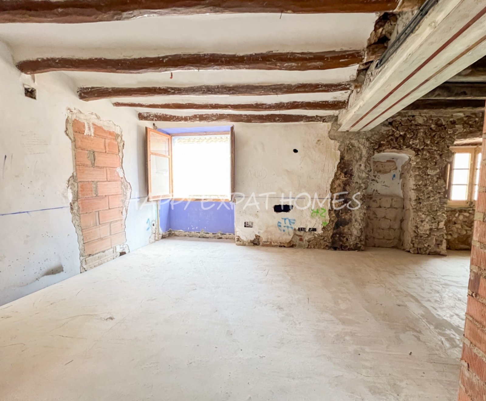 Schreiten Sie in die Geschichte und stellen Sie sich die Möglichkeiten vor.
Dieses einzigartige Haus aus dem 18. Jahrhundert befindet sich im malerisc