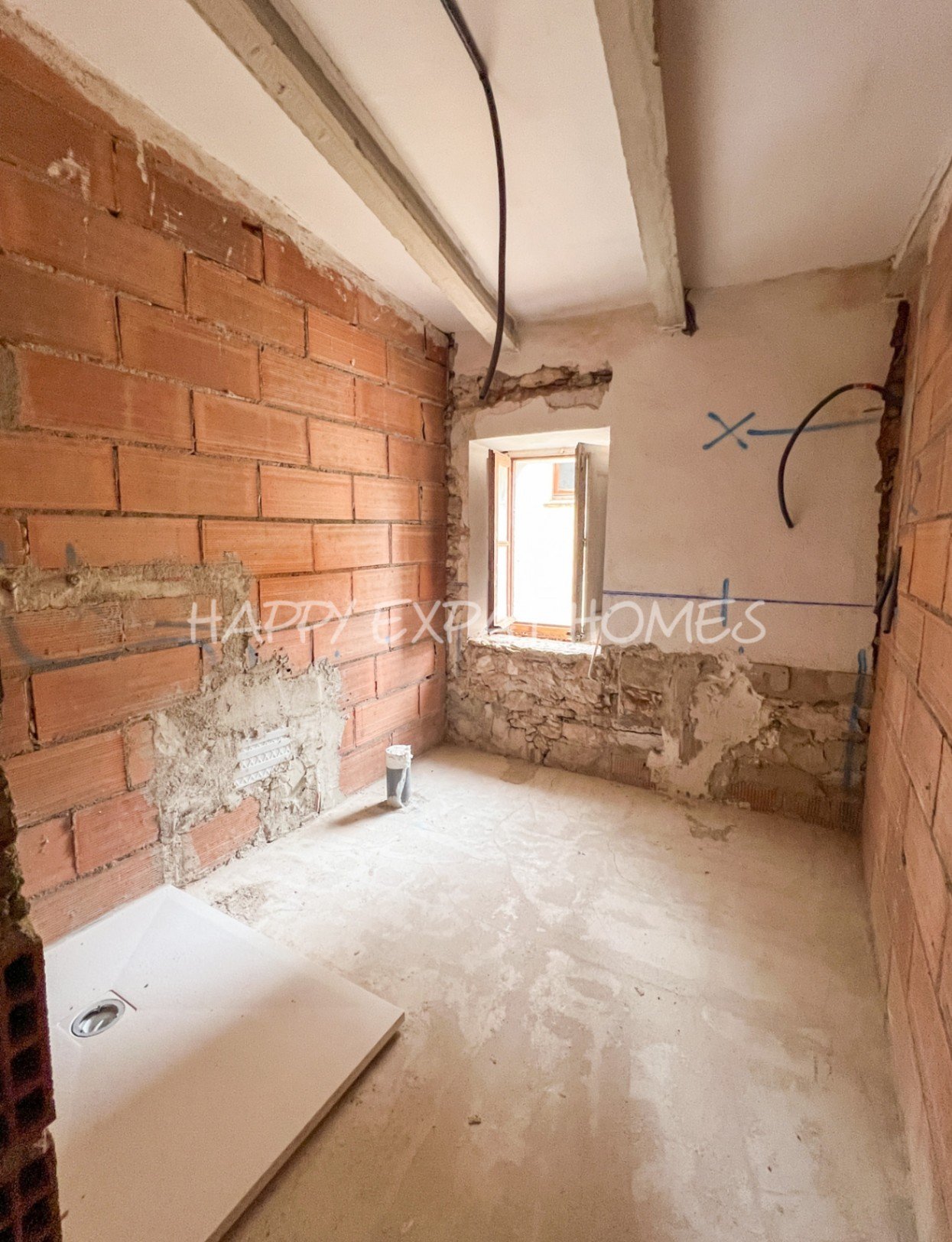 Schreiten Sie in die Geschichte und stellen Sie sich die Möglichkeiten vor.
Dieses einzigartige Haus aus dem 18. Jahrhundert befindet sich im malerisc